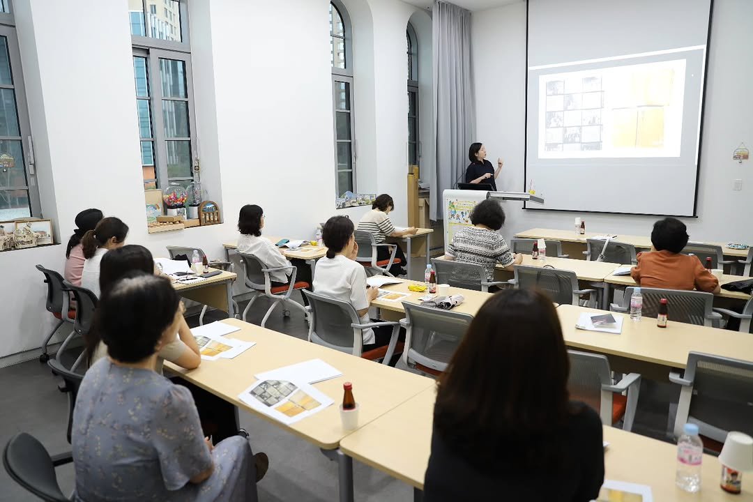 Photo by 용산역사박물관 on August 29, 2025. May be an image of 10 people, people studying, bureau and text.