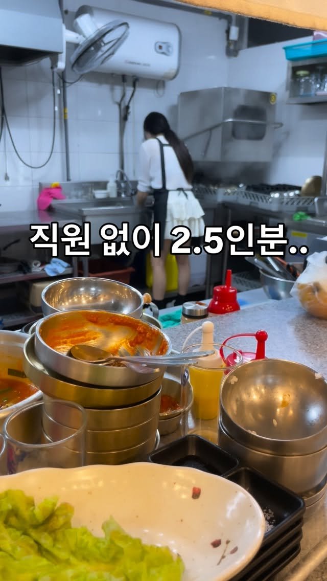 yongssne_geoje 게시물 이미지: 사장님은 몸이 두개지요..
혼자서 주방 홀을 뛰어다니기👀
물론 몸은 많이...