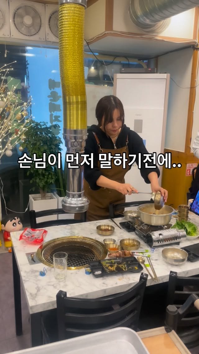 yongssne_geoje 게시물 이미지: 혹시나 부족한게 있을까..
사장님이 먼저 체크하고🤗
반찬도 가져다 드리고😘
야채쌈도...