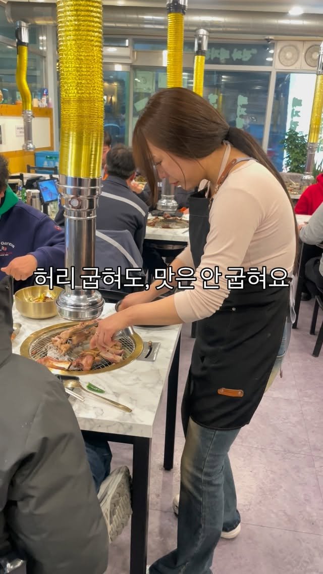 yongssne_geoje 게시물 이미지: 오늘도 불 앞은 제 자리예요 🔥

허리 조금 굽혀가면서
고기 한 점 한 점 정성으로...