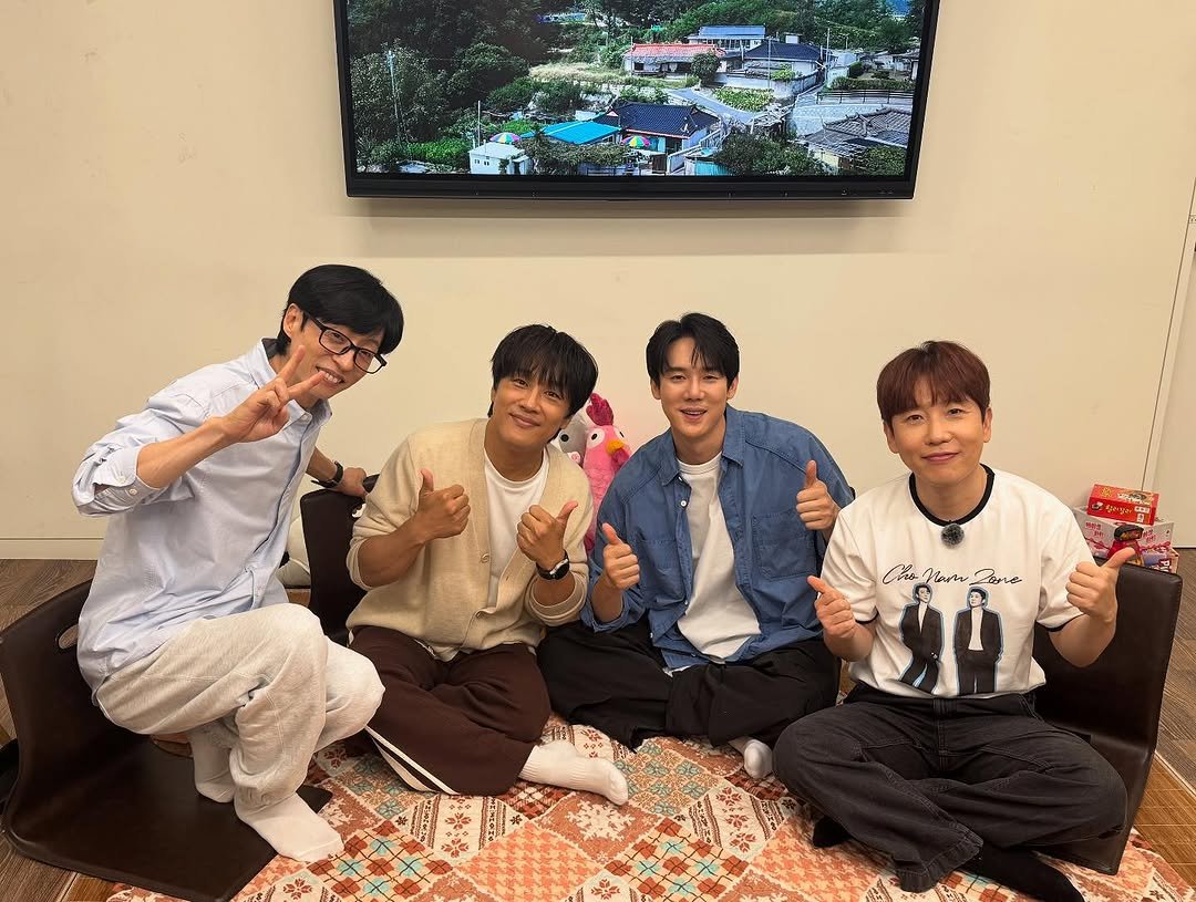 Photo by 유연석 on October 05, 2025. May be an image of 4 people and text.