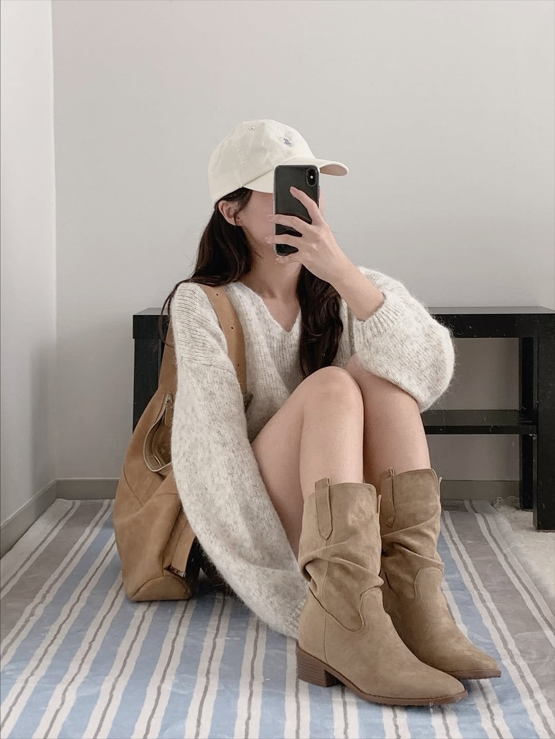 Photo shared by 유히 데일리룩 on October 25, 2025 tagging @mac_moc, and @poloralphlauren. May be an image of hat, boots and text.