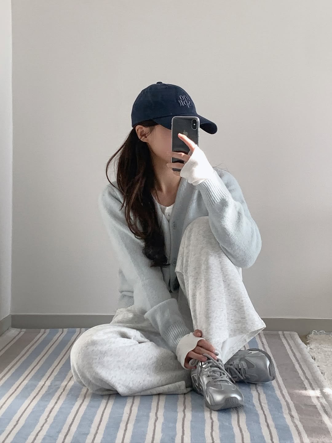 Photo by 유히 데일리룩 on November 14, 2025. May be an image of hat, sweatpants, sweatshirt, sweatsuit and text.