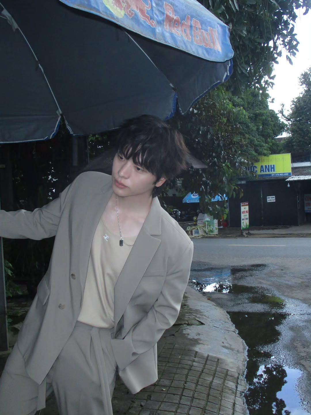 Photo by 육성재 BTOB Melody 3X2 on September 15, 2025. May be an image of duffle coat, suit, umbrella, bolo tie and blazer.