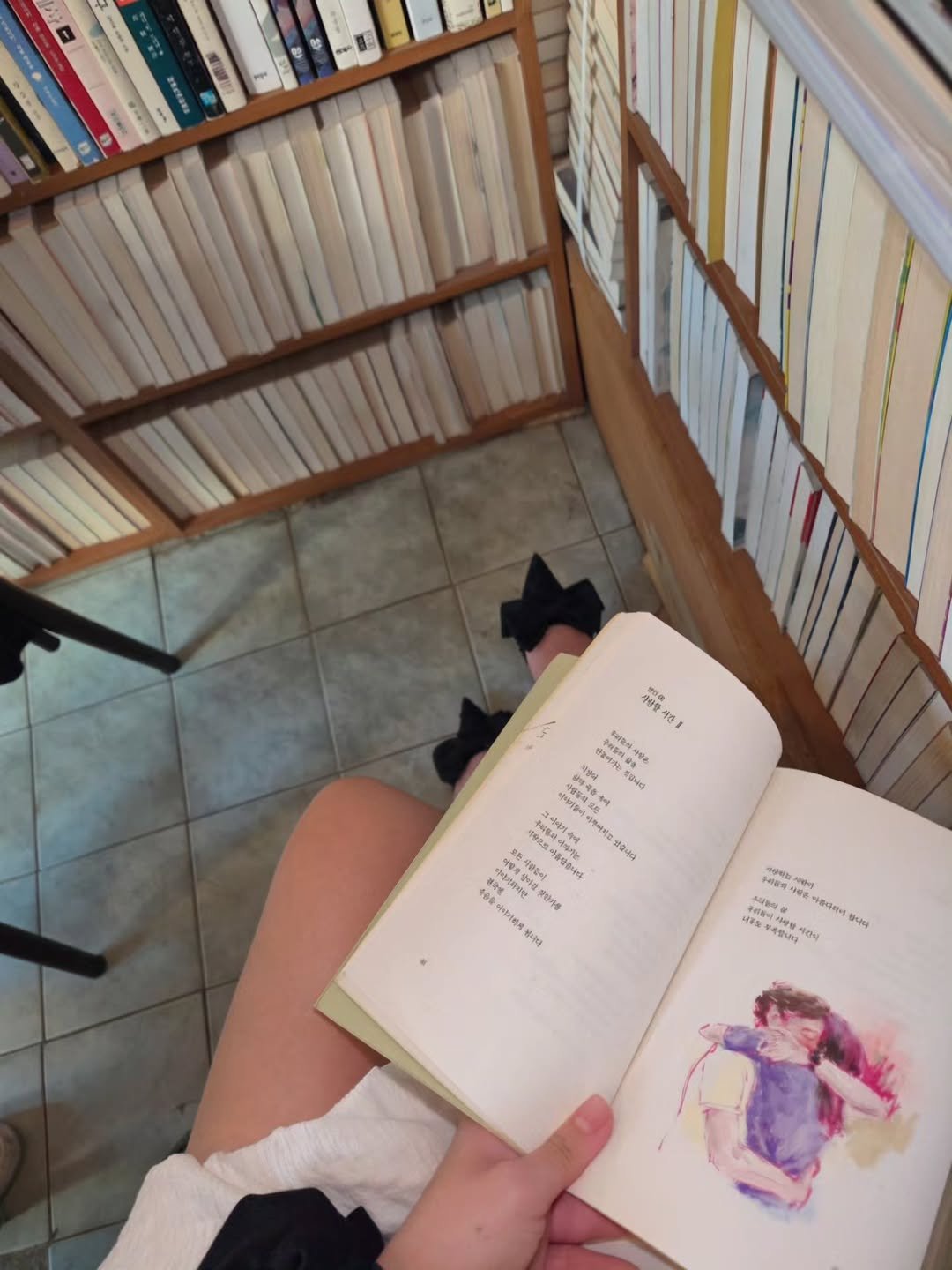 Photo by 율삐YOOLBBI on July 26, 2025. May be an image of studying, book and text.