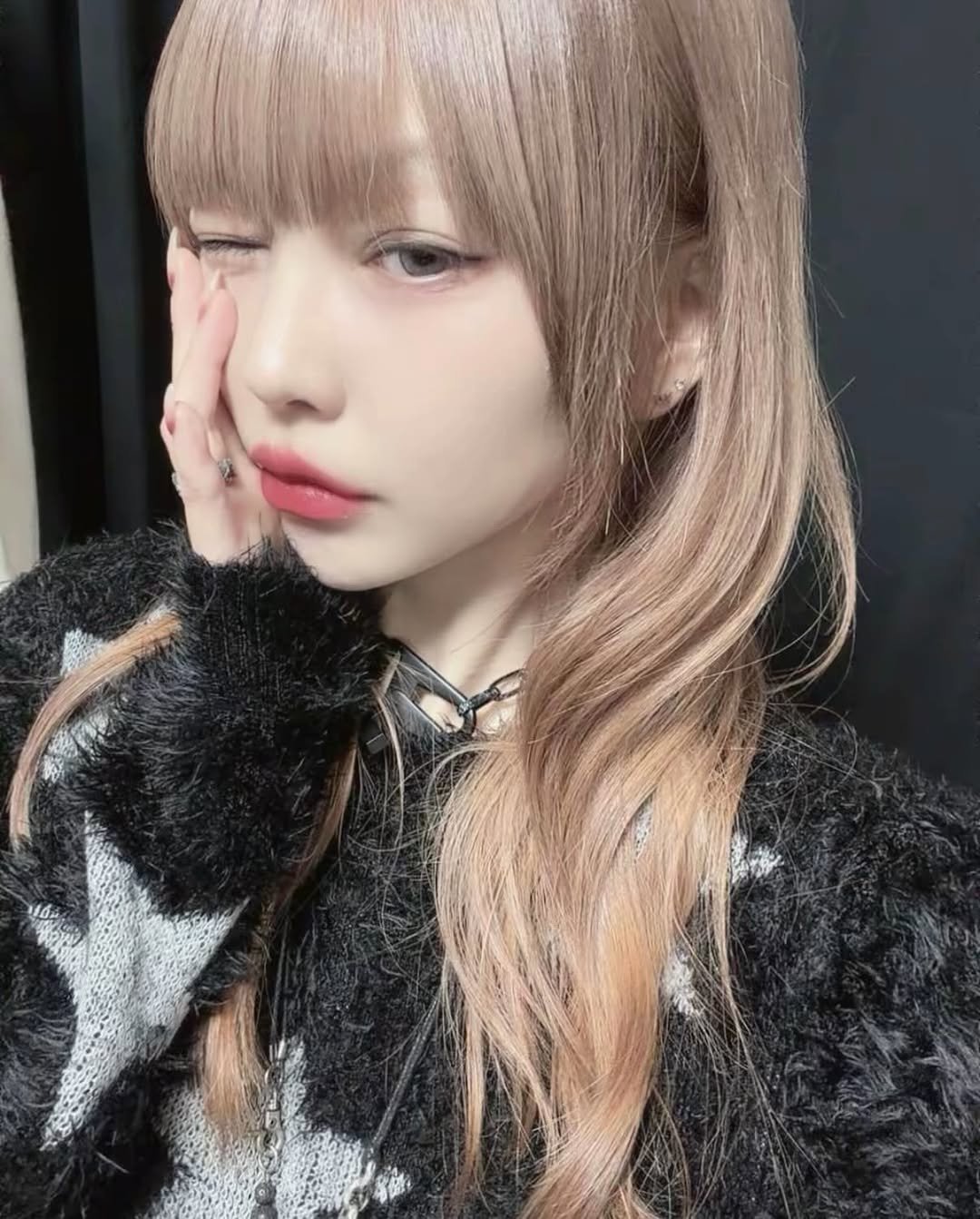 Photo by 홍대미용실🎖️탈색•염색의 성지   아인원장 🎖️ | 가치있는 미용을 추구하는 상위1% 헤어디자이너 입니다 on March 16, 2026. May be an image of one or more people, hair and text.