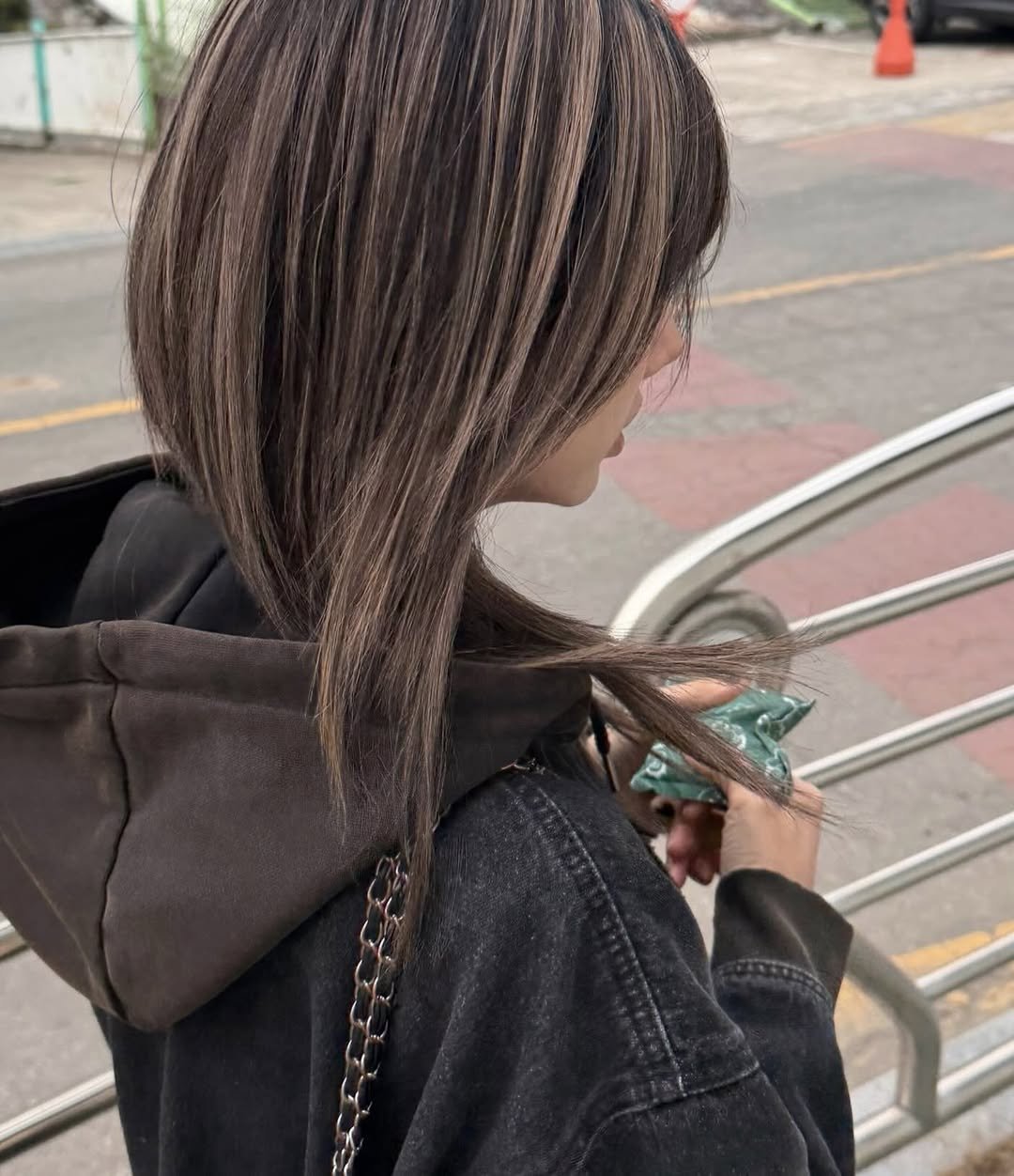 Photo by 홍대미용실🎖️탈색•염색의 성지   아인원장 🎖️ | 가치있는 미용을 추구하는 상위1% 헤어디자이너 입니다 on March 14, 2026. May be an image of one or more people, blonde hair, braids, bangs, mannequin and text.