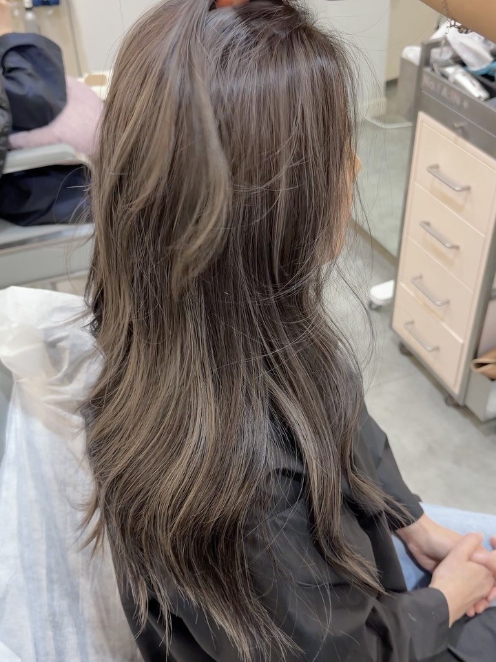 yoon_a_in_ 게시물 이미지: 🏅#새치커버염색 

#고잉그레이 염색하러
대구에서 홍대까지 와주신 고객님,...