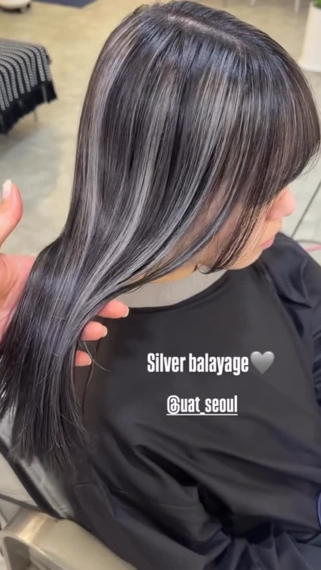 yoon_a_in_ 게시물 이미지: 📸 Silver balayage 🩶

v Before
뿌리가 자란 갈색모 ,...