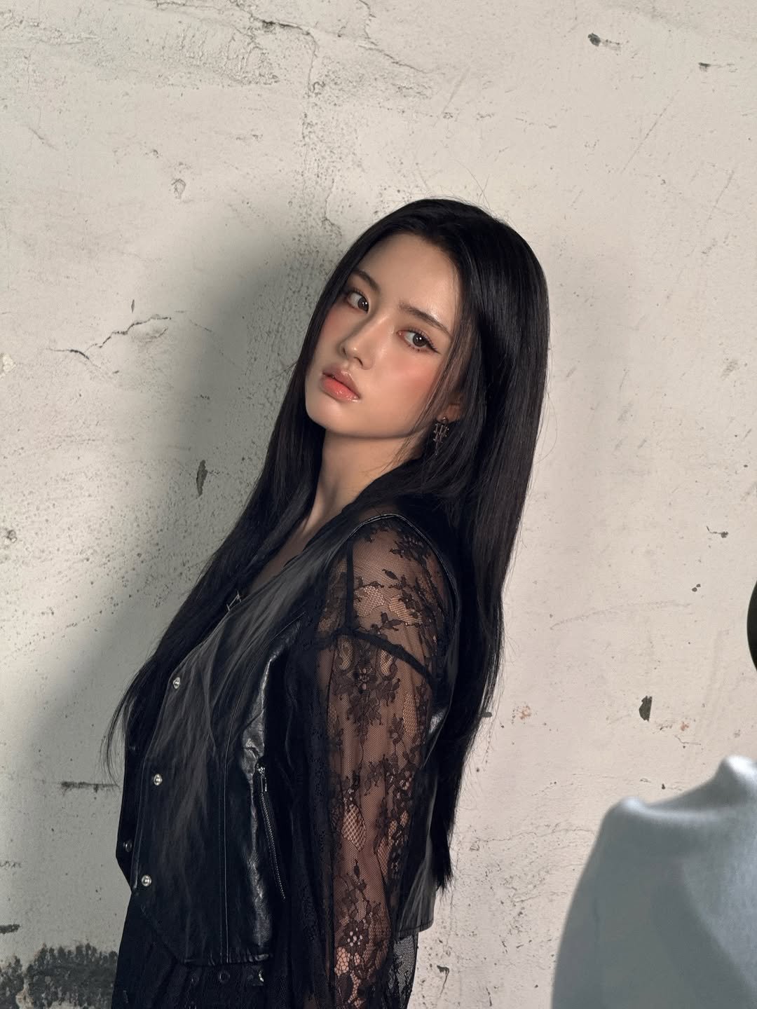 Photo by 심자윤 on February 06, 2026. May be an image of one or more people, hair, makeup, top and text.