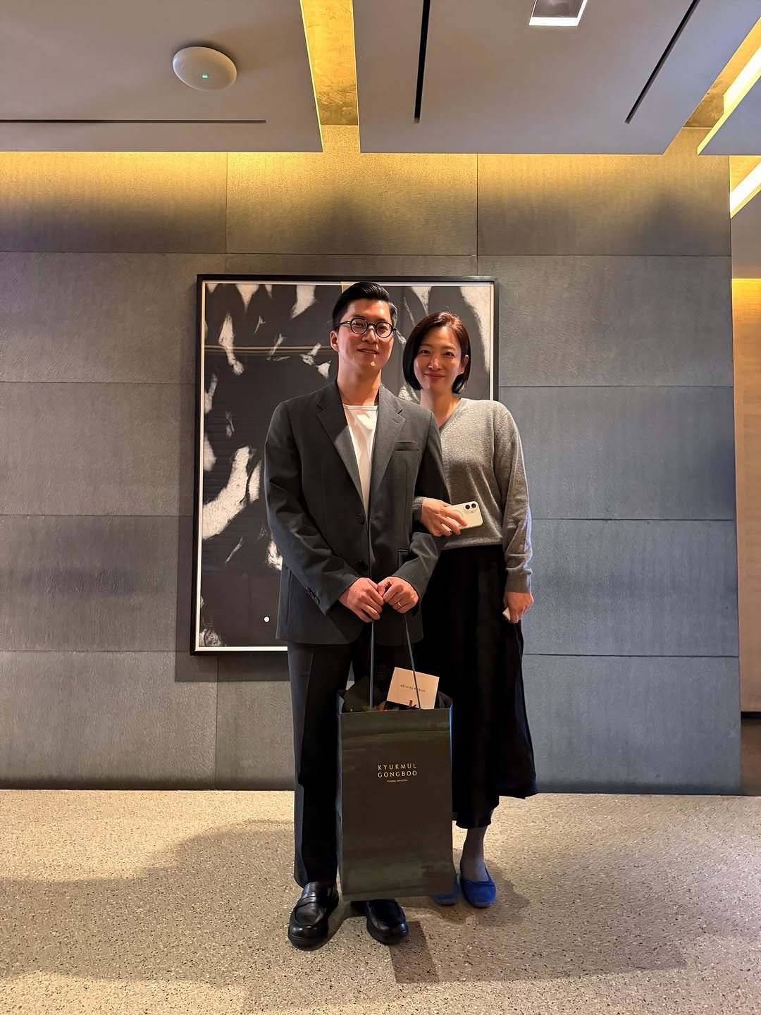 Photo by 말하기 공식 | 윤상명 on November 02, 2025. May be an image of wingtip shoes, suit, briefcase, dinner jacket and text.