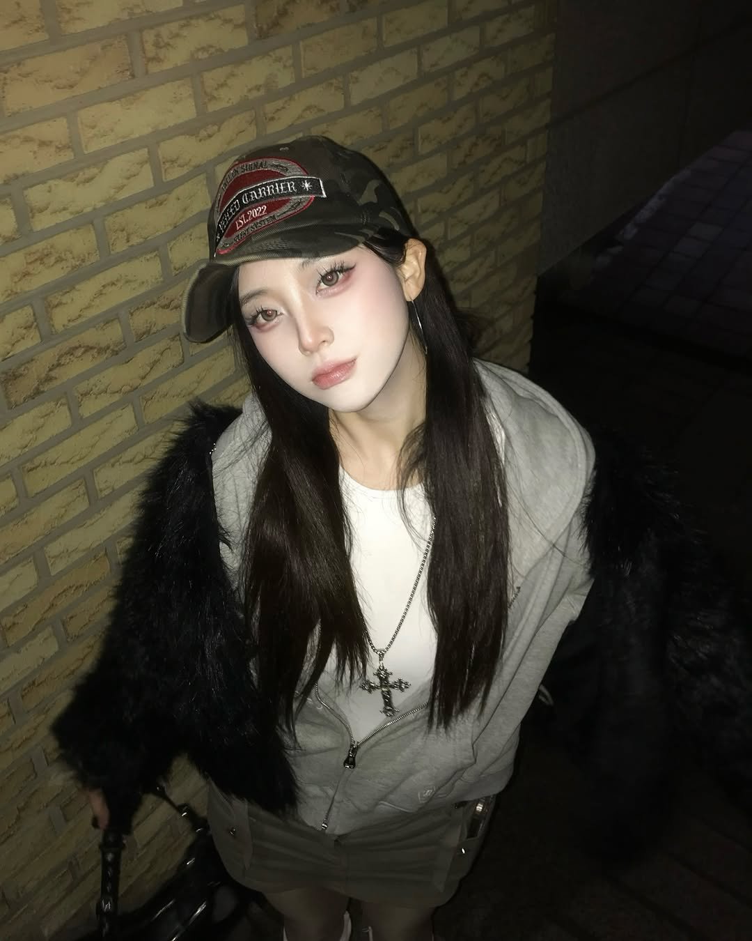 Photo shared by 최윤또 on December 01, 2025 tagging @idws_official. May be an image of hat, goosedown coat and duffle coat.