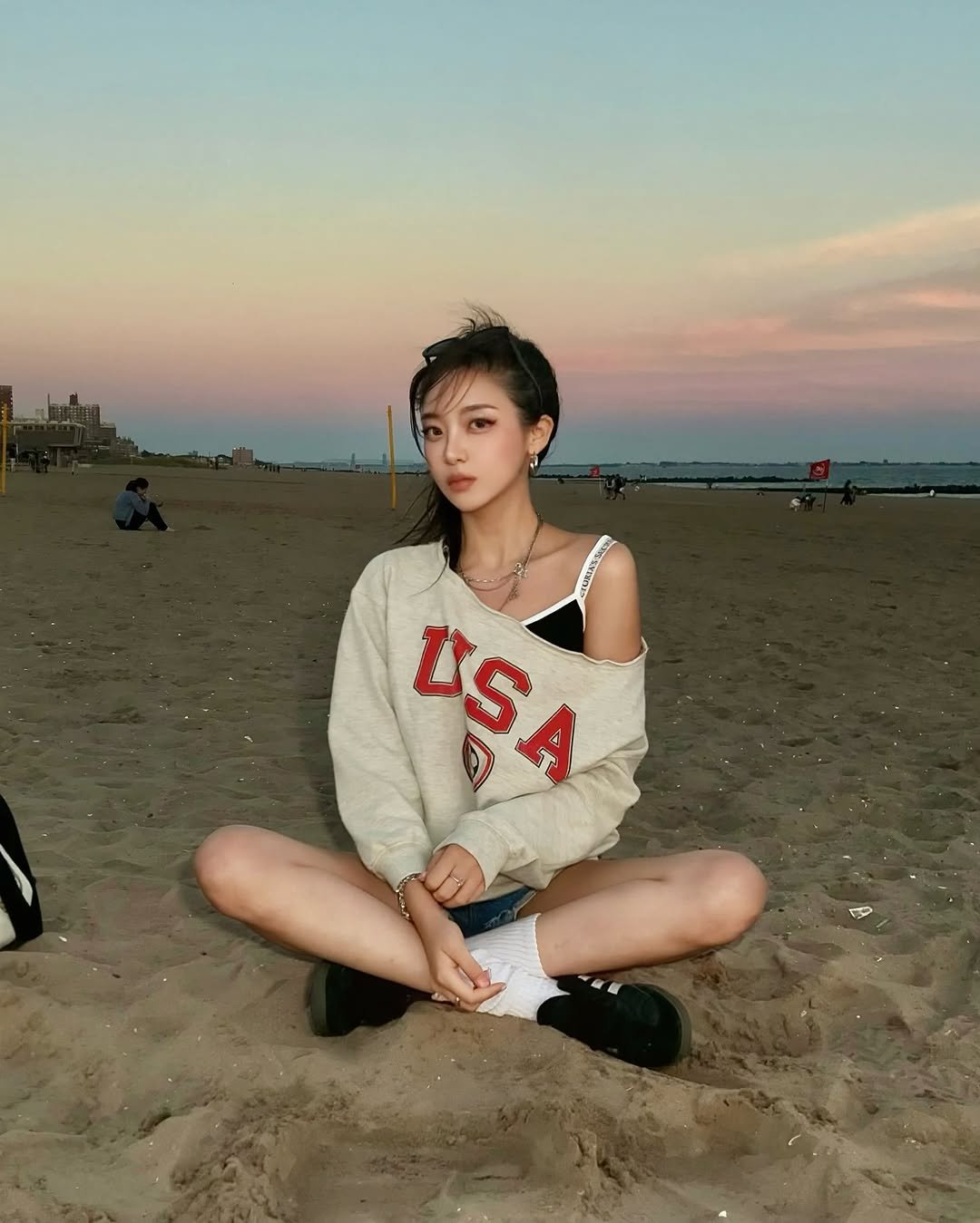 Photo by 최윤또 on October 07, 2025. May be an image of 2 people and beach.