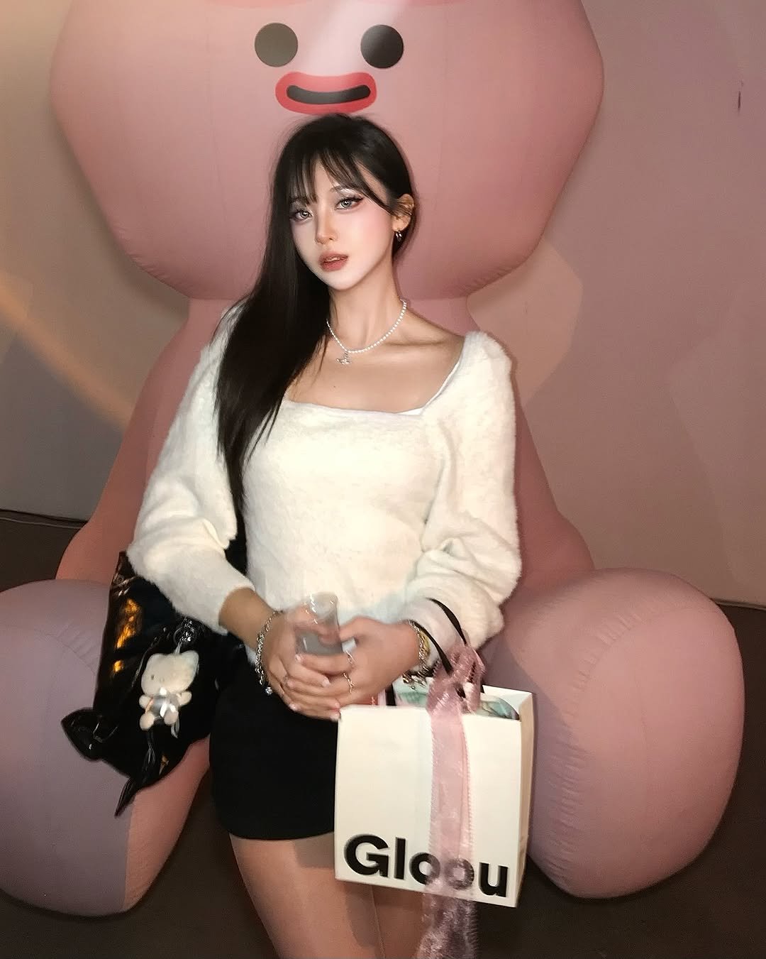 Photo shared by 최윤또 on November 03, 2025 tagging @kmcaseoul. May be an image of text that says 'Gloou'.