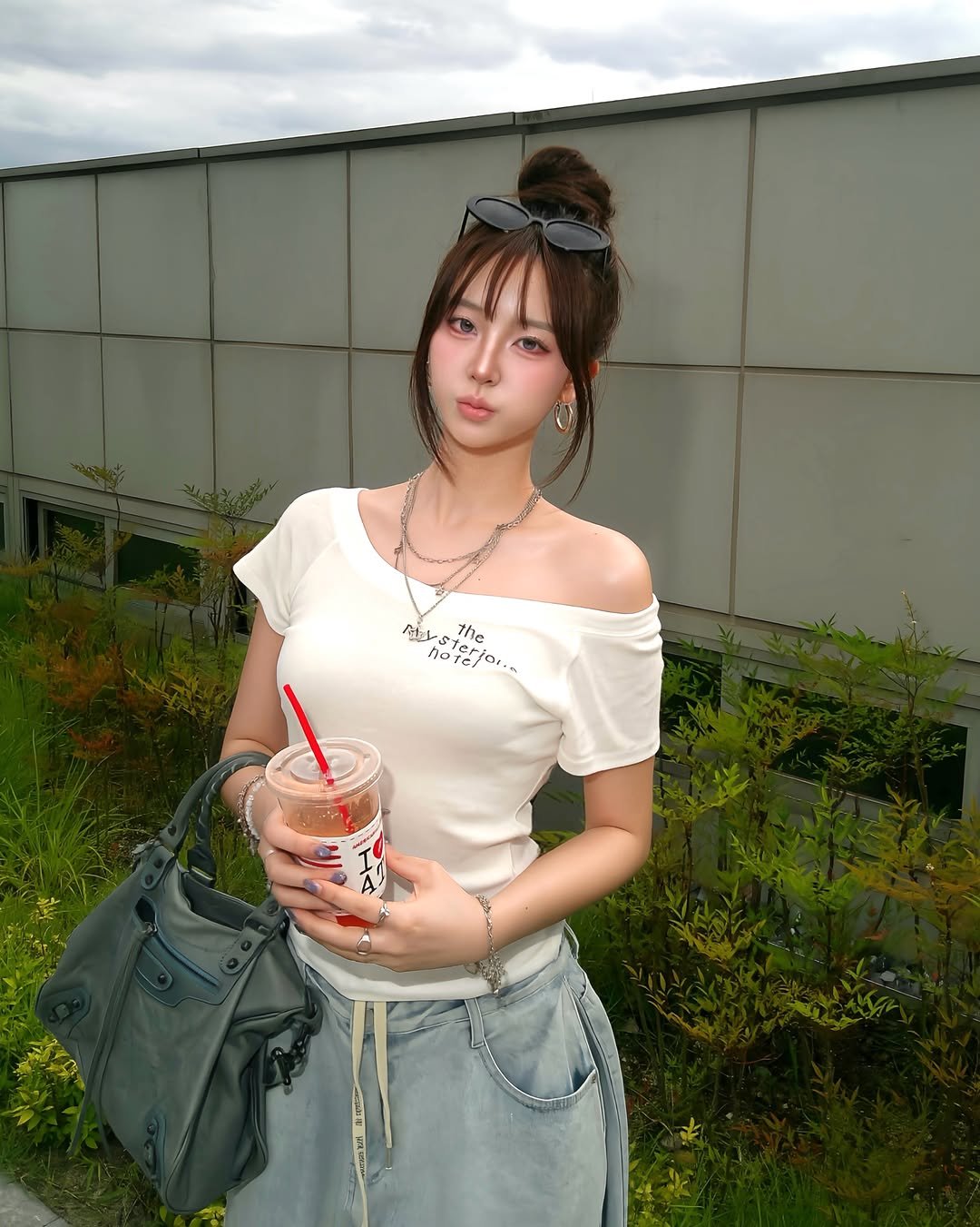 yoonddos 게시물 이미지: 하루에 음료 몇 잔을 마신거야 @themysterioushotel
🩵 6월 신제품...