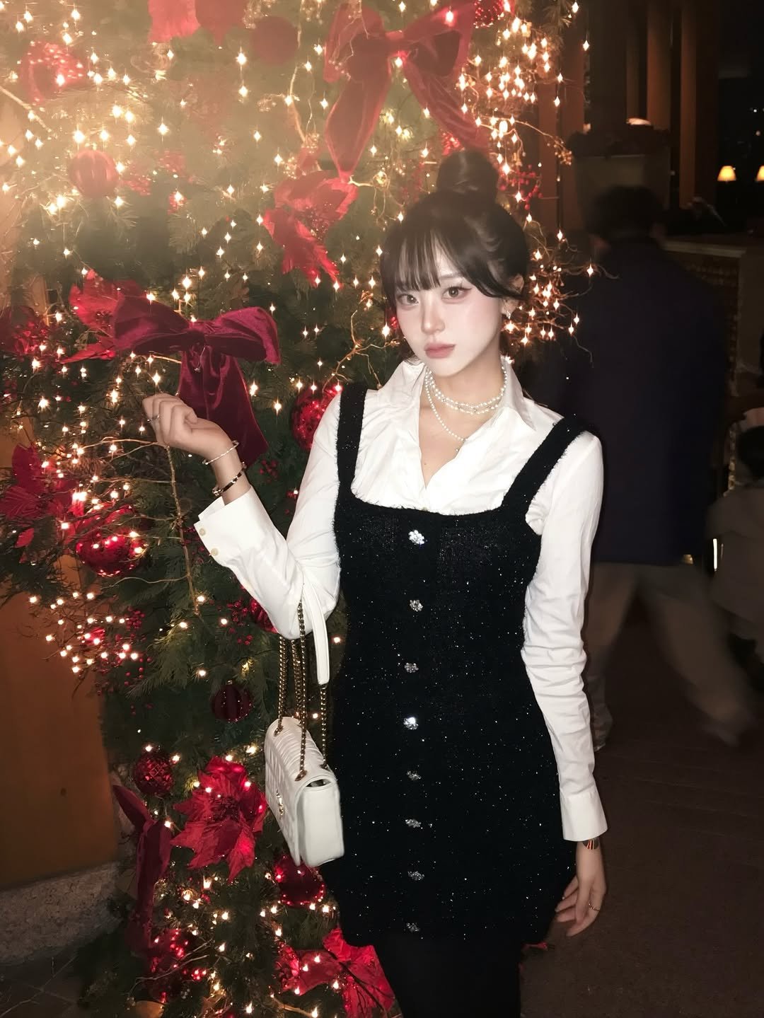 Photo shared by 최윤또 on December 25, 2025 tagging @grandhyattseoul. May be an image of one or more people, makeup, hair, christmas tree, tinsel and text.