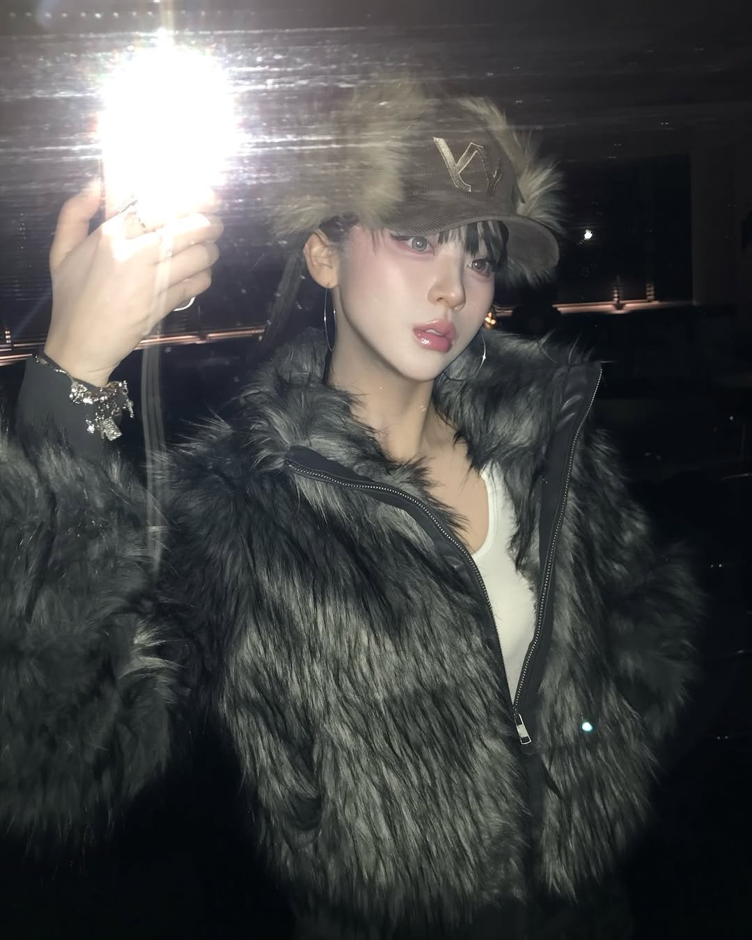 Photo shared by 최윤또 on January 24, 2026 tagging @rockcake_. May be a selfie of one or more people, makeup, duffle coat, sable coat, hat, goosedown coat, parka, mirror, jacket, beret and text.