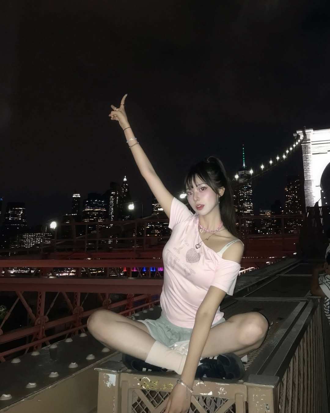 Photo by 최윤또 on September 15, 2025. May be an image of 1 person, the Brooklyn Bridge and text.