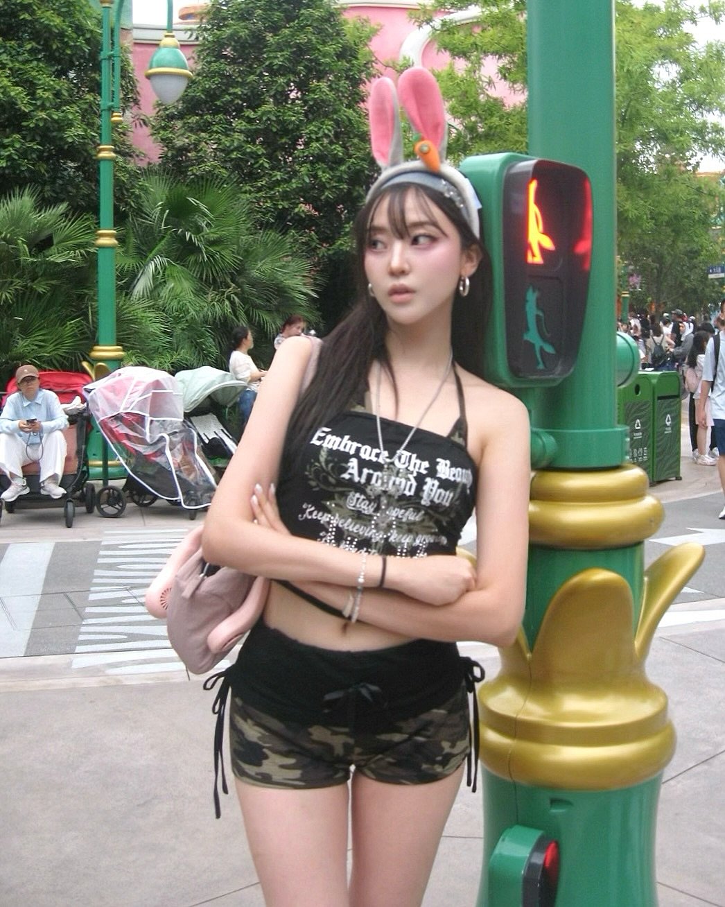 Photo by 최윤또 on August 01, 2025. May be an image of 4 people, top, shorts, miniskirt and text.