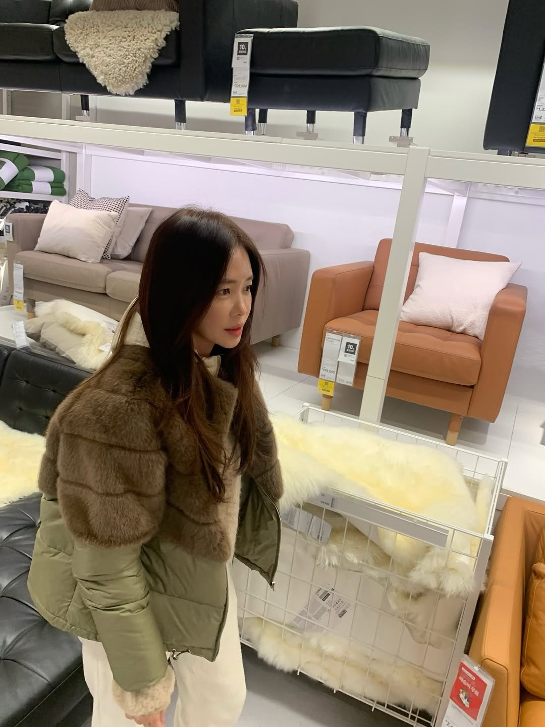 Photo by Kim Yoon on January 12, 2026. May be an image of sable coat, goosedown coat, duffle coat, overcoat, parka and text.