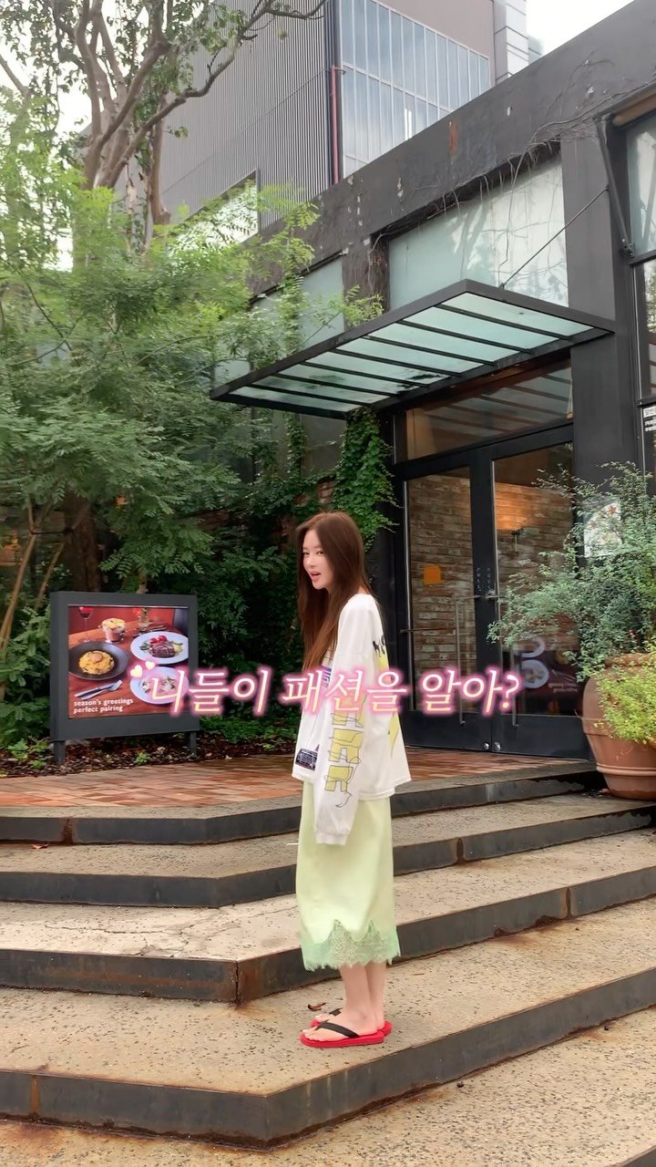 yoong_kiim 게시물 이미지: 새틴 애플 스커트는 오늘 마감해요💛

컬러 진짜 너무 예쁘죠! 레이스 디테일, 허리...