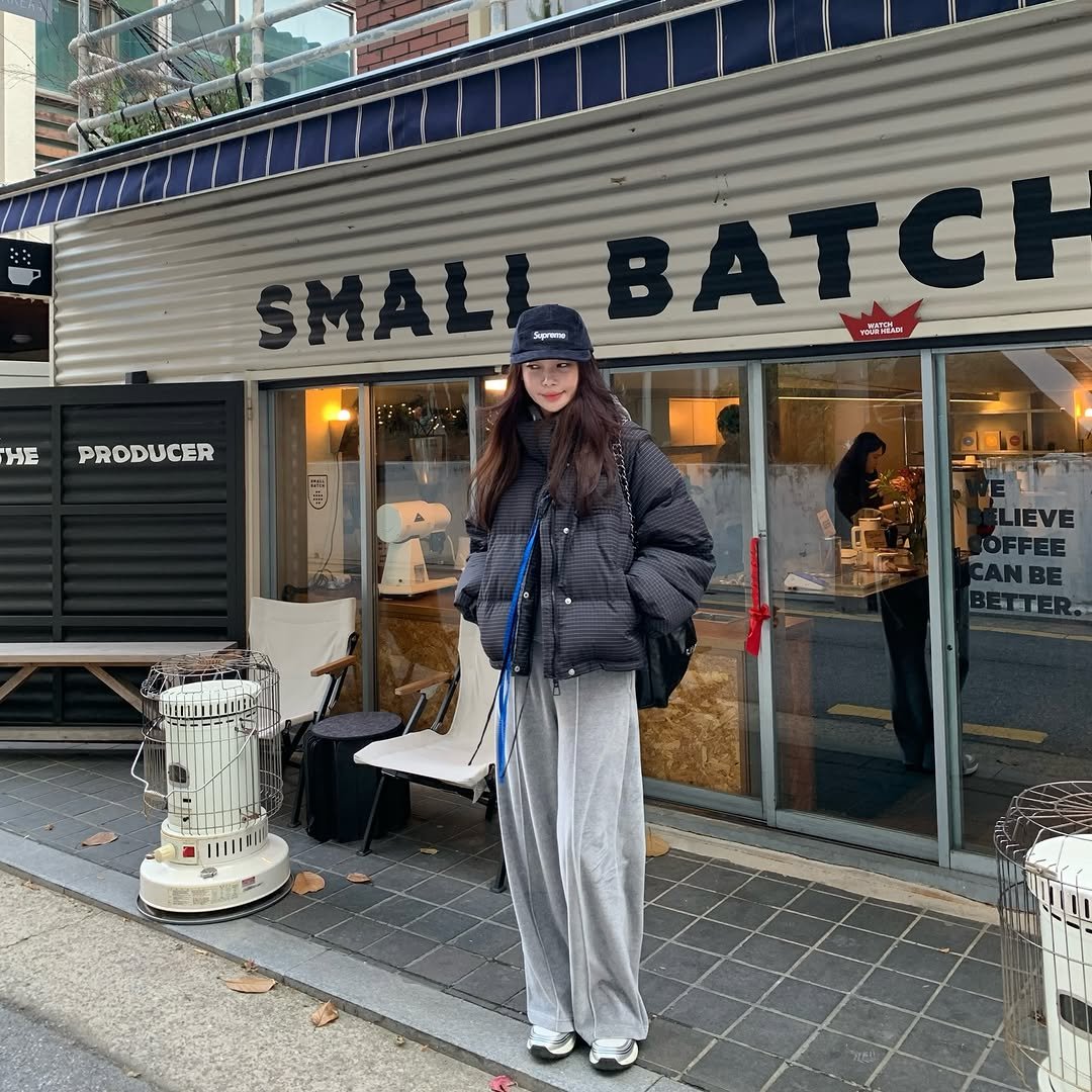 Photo by 융🌸 on December 02, 2025. May be an image of duffle coat, goosedown coat, parka, signboard, cornflower and text.