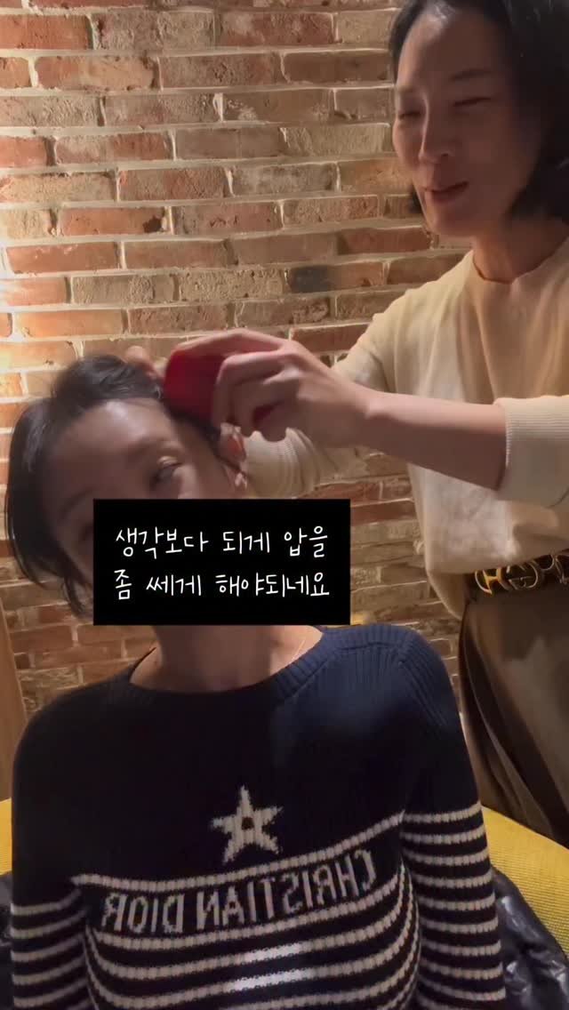 yoong_kiim 게시물 이미지: 대표님의 꿀팁🍯

제가 강조하는 두피의 중요성!!
두피를 괄사로 마사지하면 아픈...