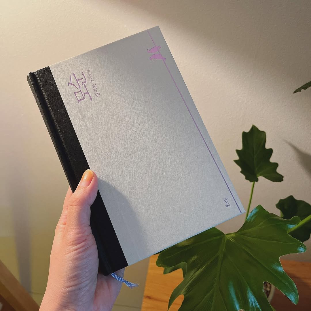 Photo by 융갱책방 on December 01, 2022.