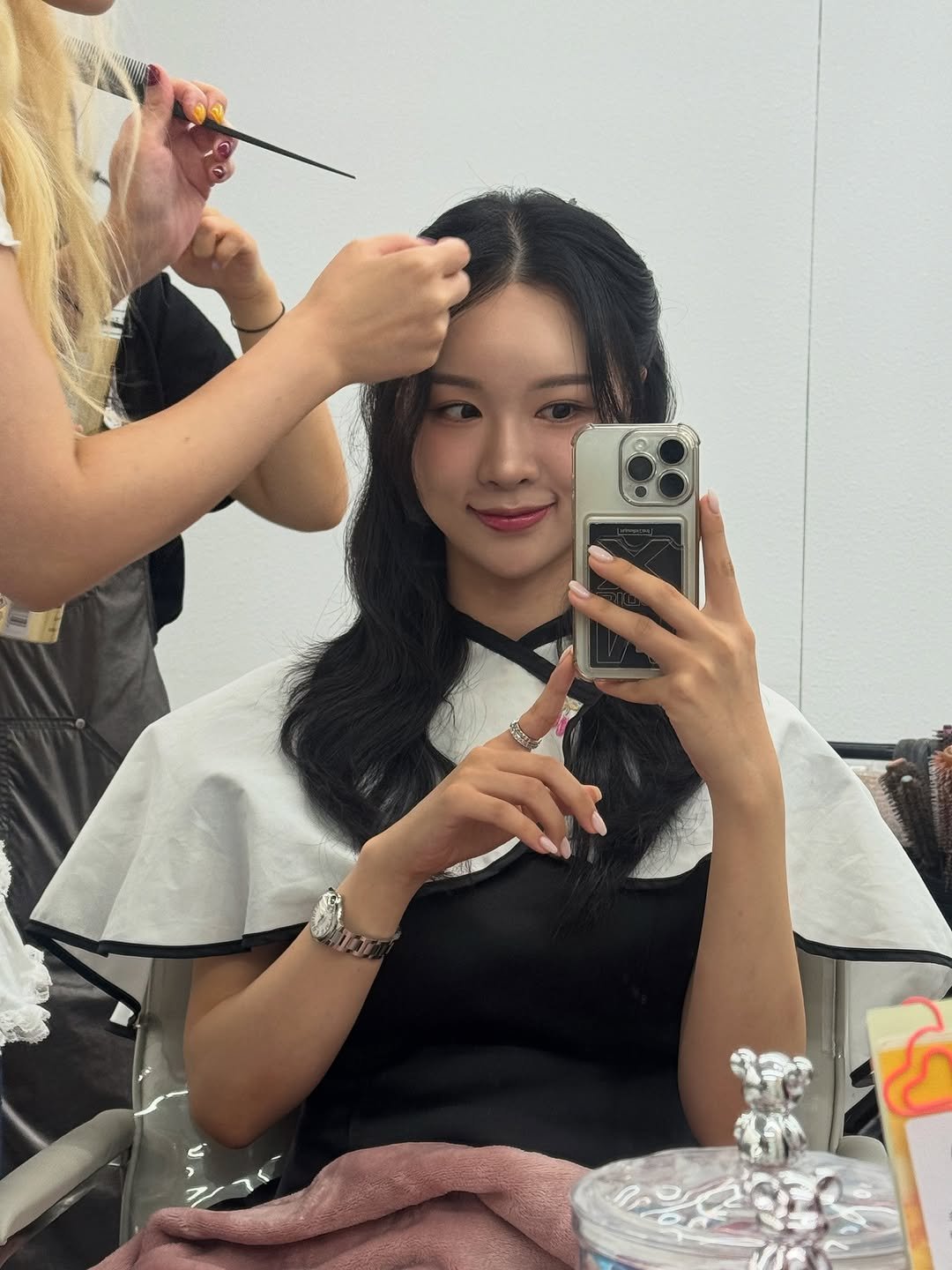 Photo by 윤지어트 | 다이어트• 자기관리 on September 30, 2025. May be an image of 2 people, braids, makeup and text.