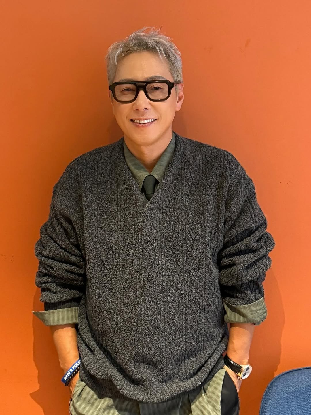 Photo by 윤종신 in 월간 윤종신. May be an image of one or more people, eyeglasses, turtleneck, sweater and text.