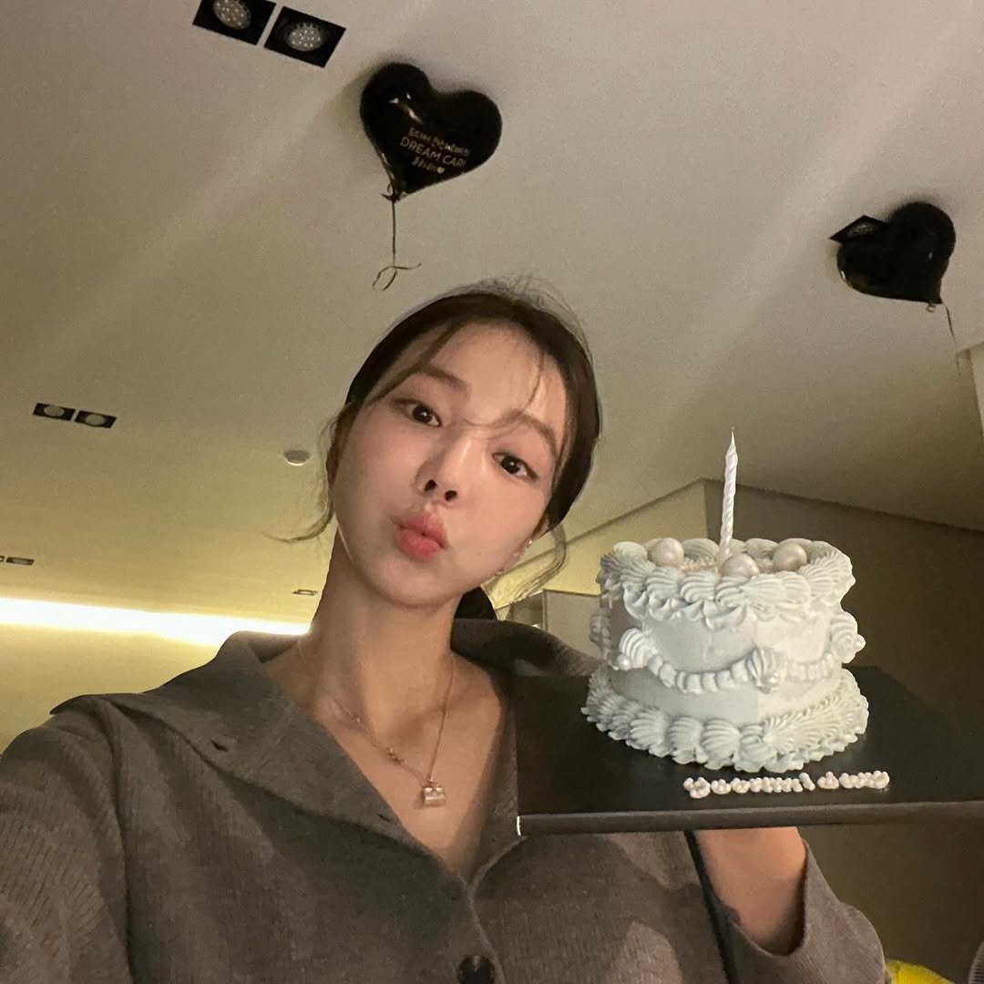 Photo by 지윤미 on February 09, 2026. May be an image of one or more people, hair, candle and text.