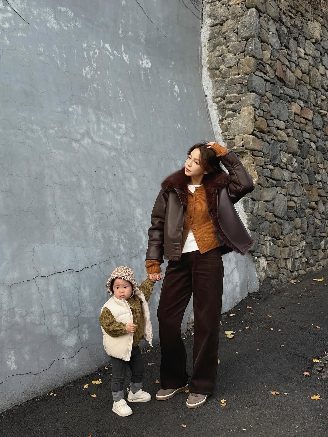 Photo by 지윤미 on November 12, 2025. May be an image of duffle coat, overcoat, fur coat and text.