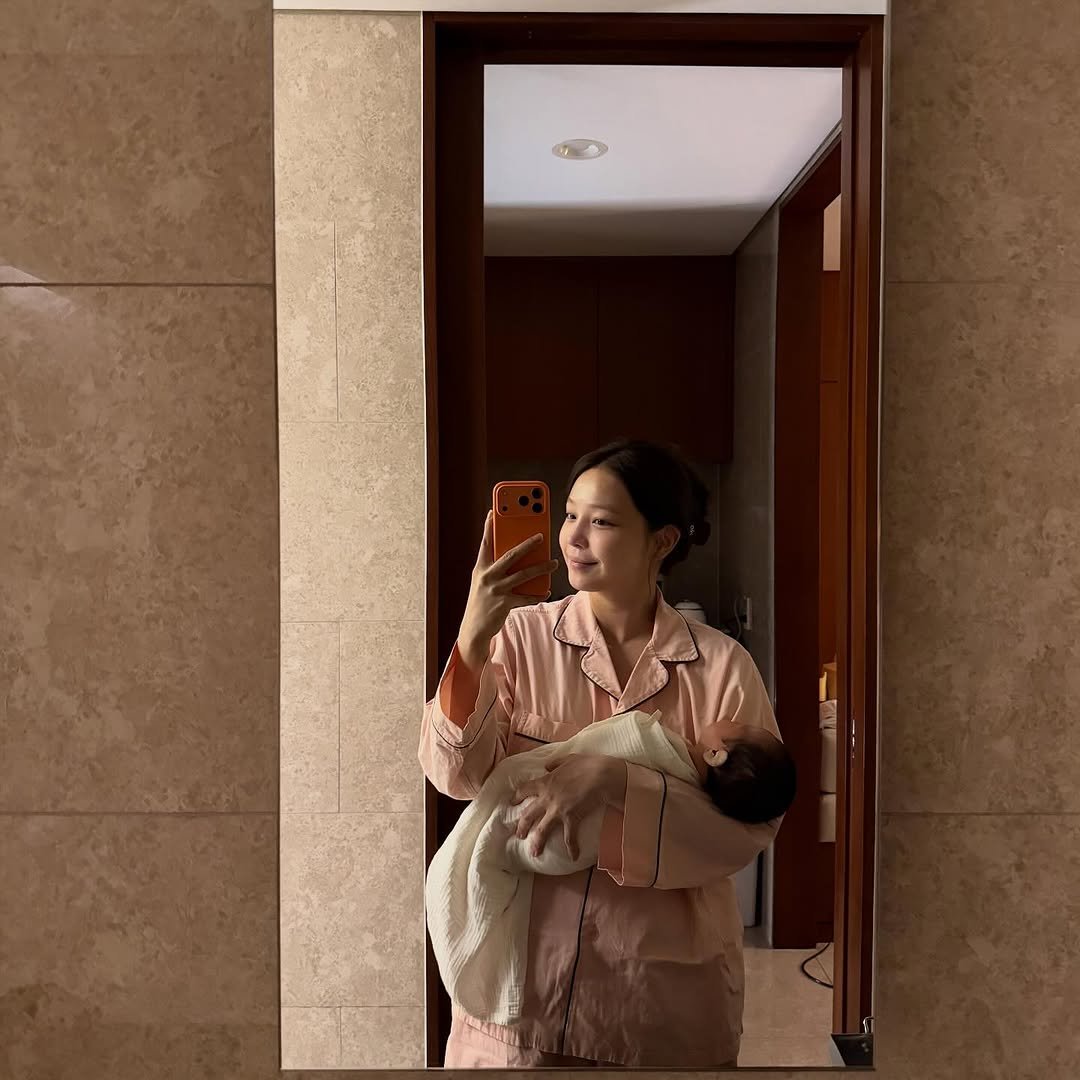 Photo by 지윤미 on October 31, 2025. May be a selfie of sleepwear, mirror, bath robe, robe and text.