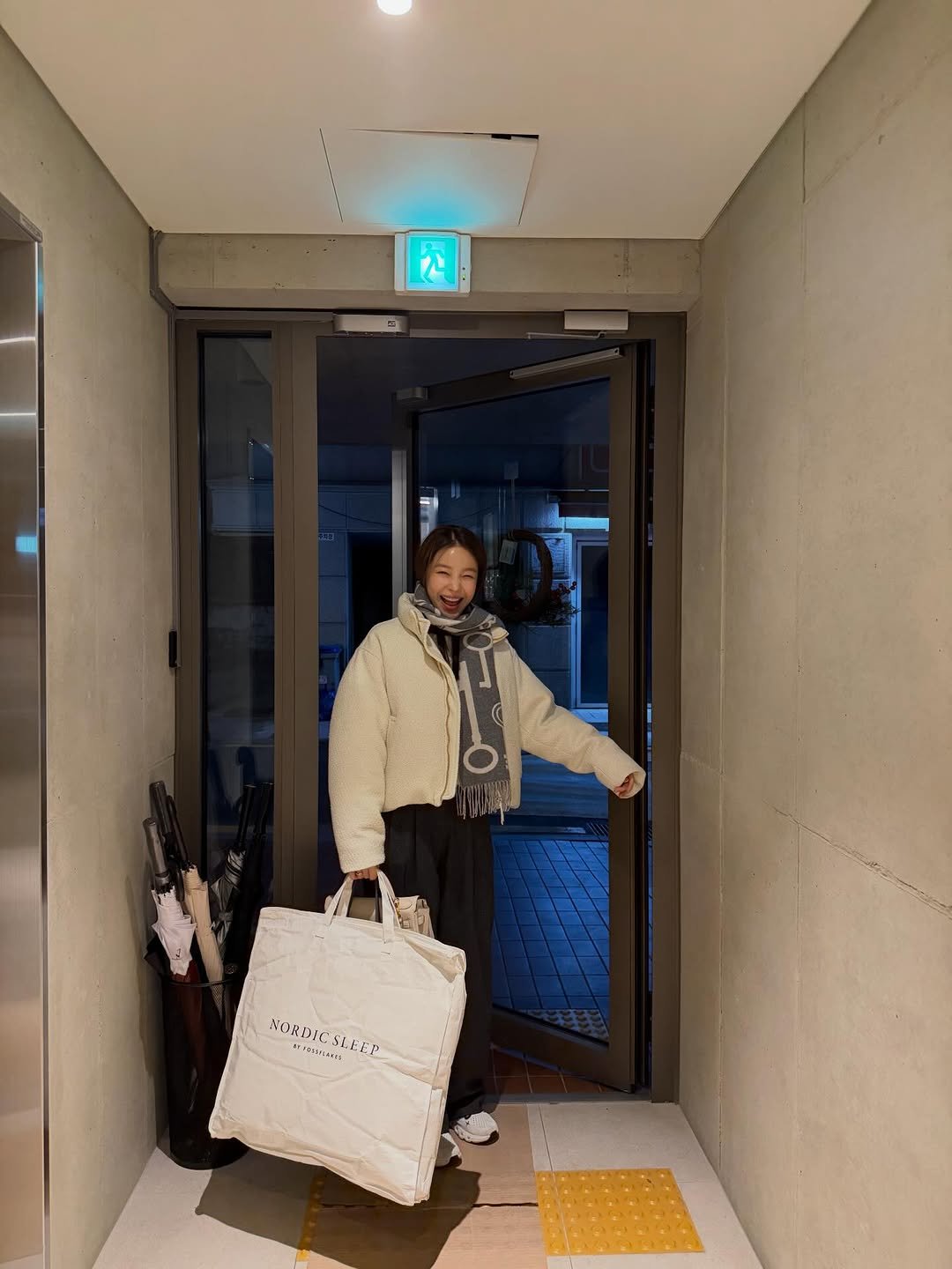 Photo by 지윤미 on December 30, 2025. May be an image of duffle coat, sling, grocery bag, cornflower, door and text.