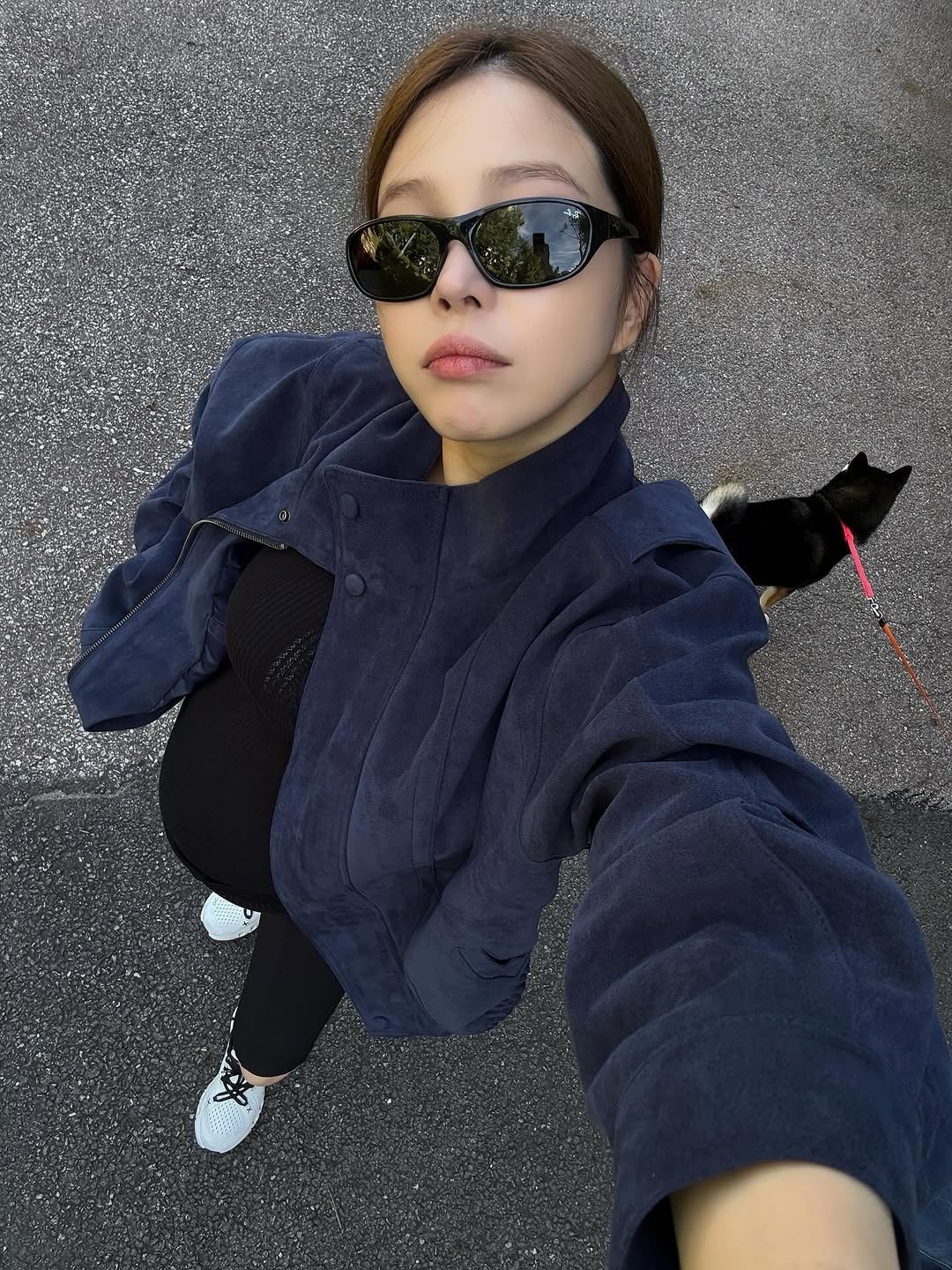 Photo by 윤미다입니다 on September 24, 2025. May be a selfie of 1 person, duffle coat, parka, turtleneck and text.