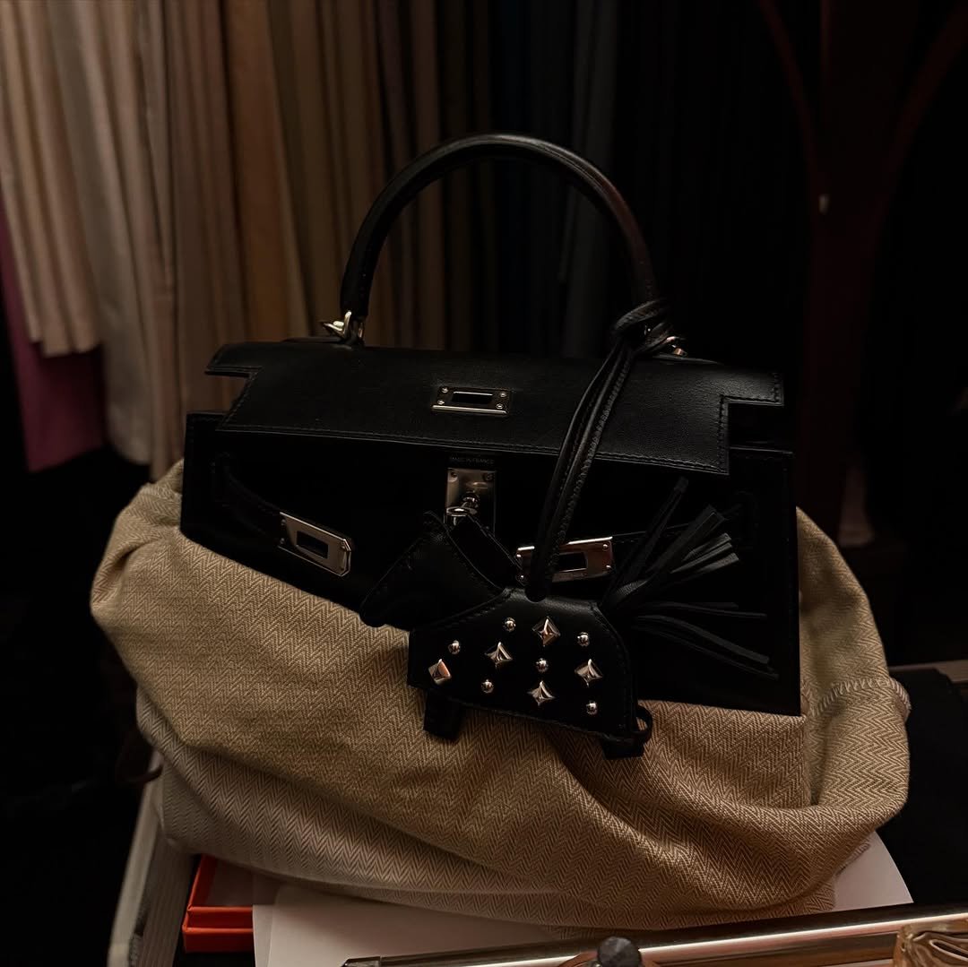 Photo by 윤미다입니다 on August 09, 2025. May be an image of briefcase, purse and text.