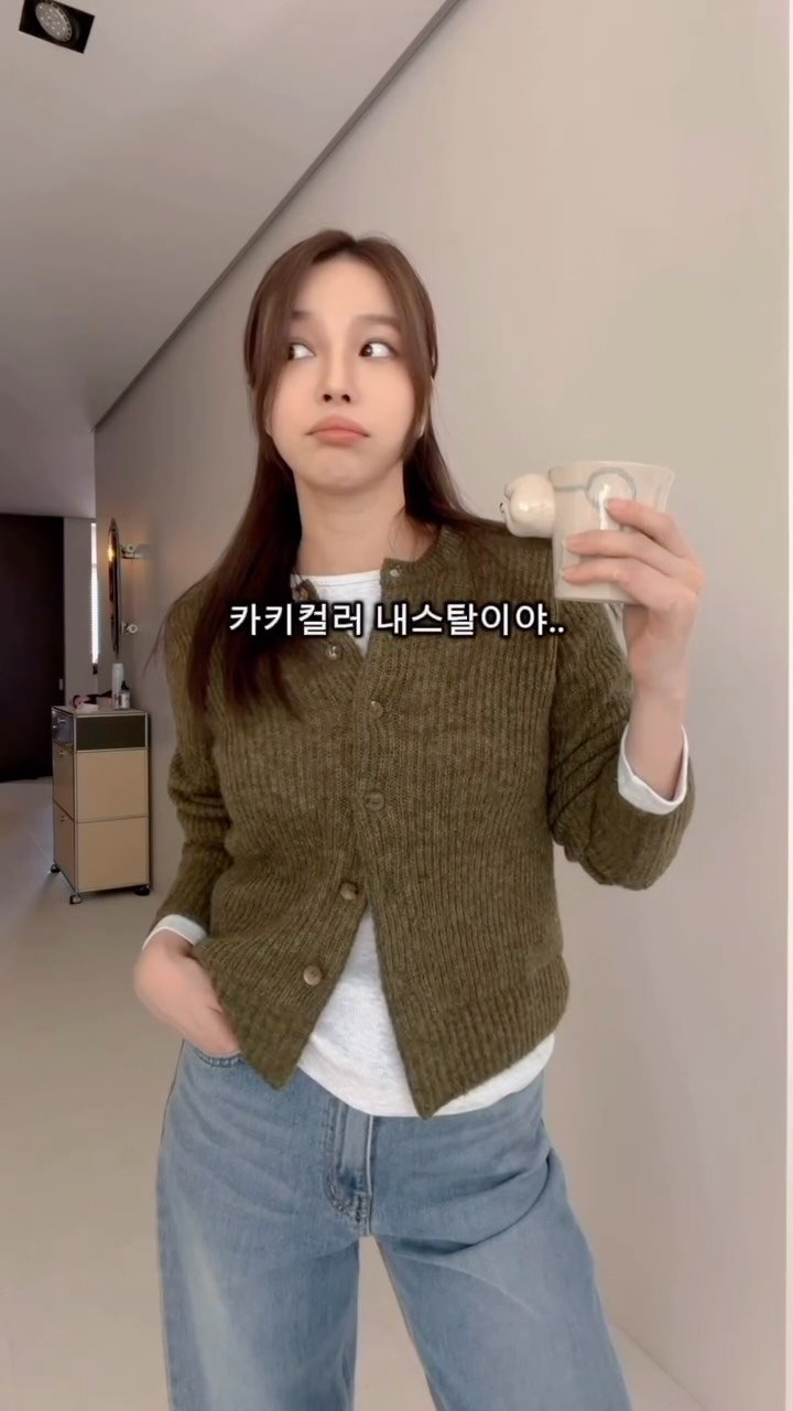 yoonmida 게시물 이미지: 진짜 뭐입지..

@ceeci.korea 
내일 가디건이랑 이 홀가먼트니트랑 날씬해...