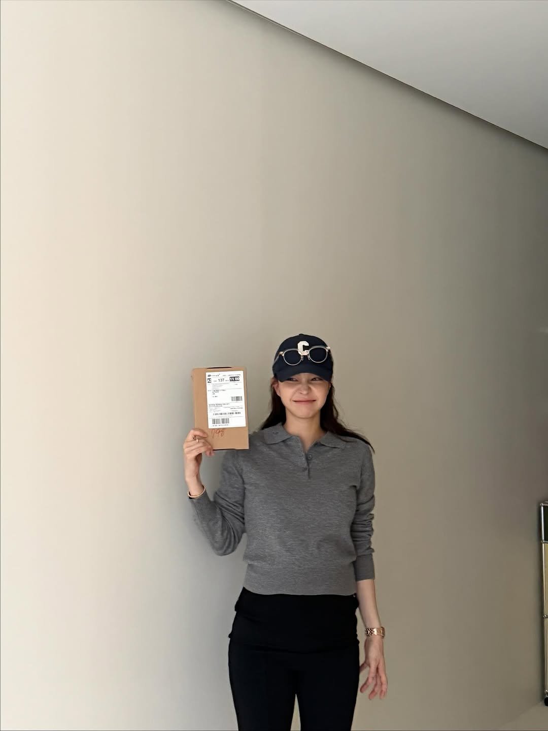 Photo by 윤미다입니다 on September 18, 2025. May be an image of 1 person, golfing, thermostat, book, cornflower and text.