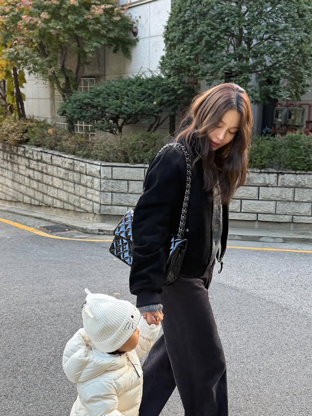 Photo by 지윤미 on November 18, 2025. May be an image of baby, duffle coat, goosedown coat, parka, sling, flight jacket and text.