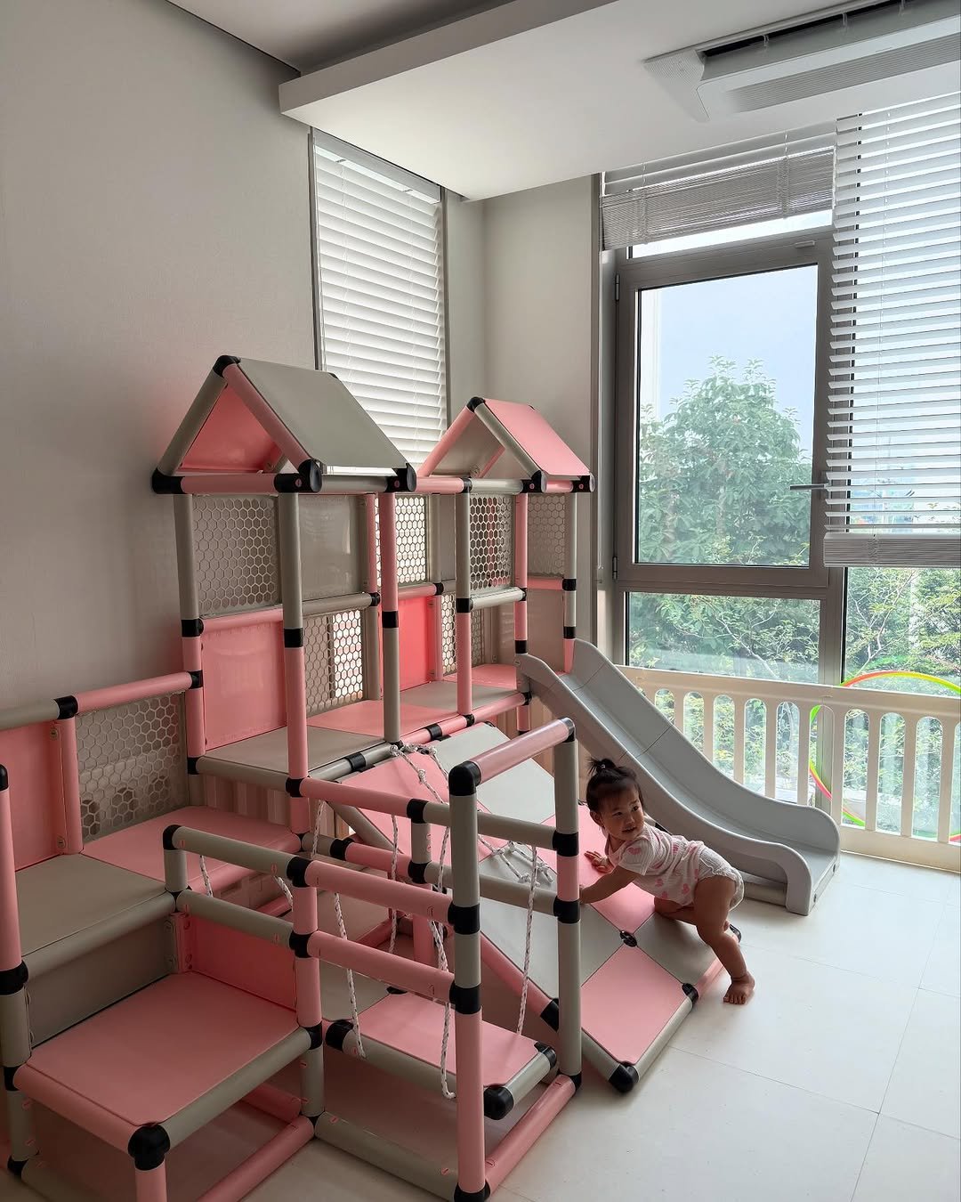 Photo by 윤미다입니다 on July 29, 2025. May be an image of 1 person, bunk bed, slide, indoors and text.