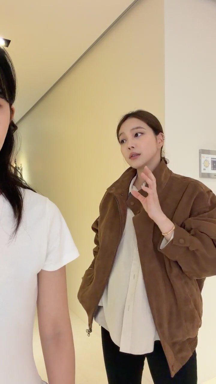 yoonmida 게시물 이미지: 프리뷰 올ㄹ라갔어요✌🏻
내일 오전 11시 입니다❤️