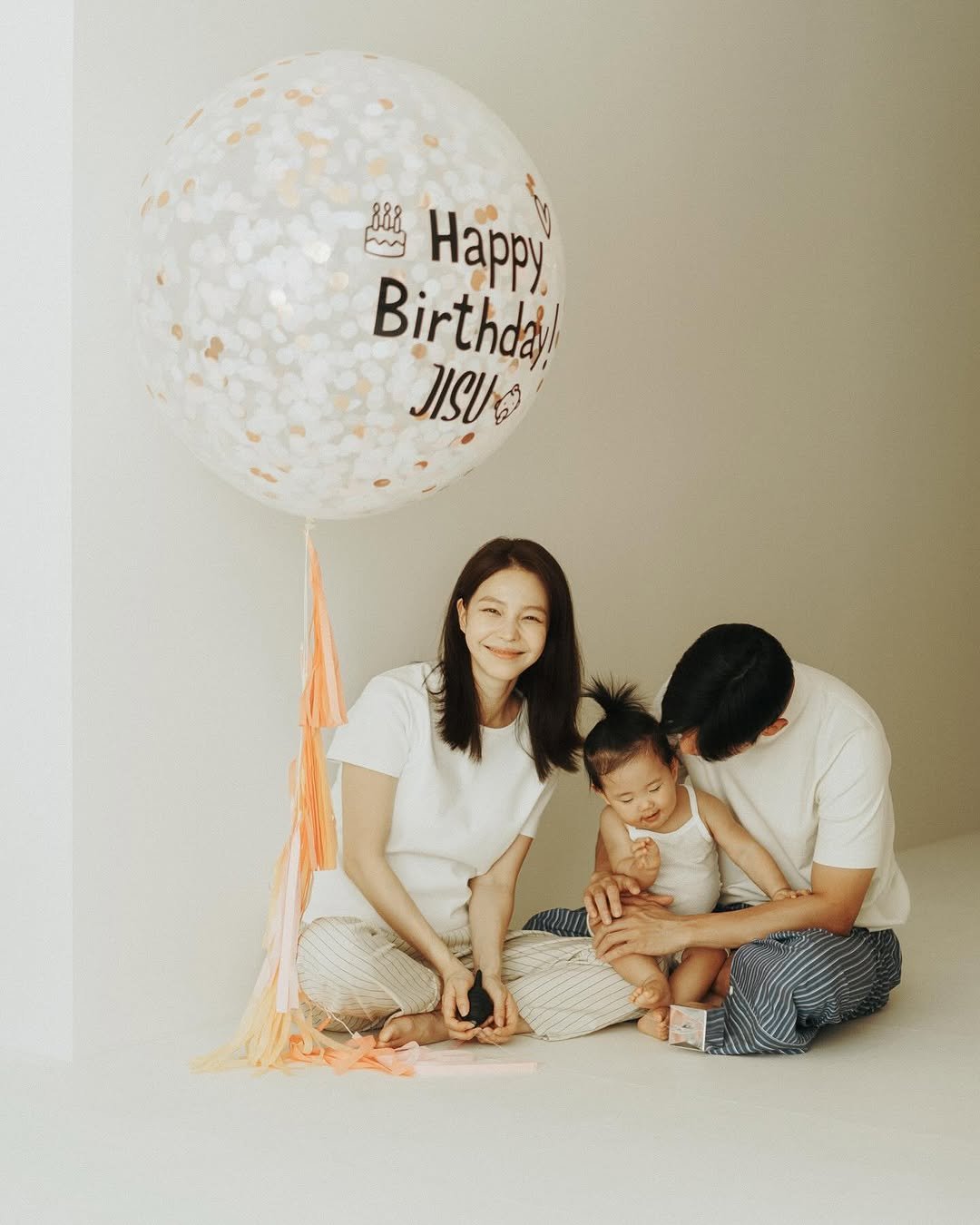 Photo shared by 윤미다입니다 on June 15, 2025 tagging @graphiehan. May be an image of ‎baby, balloon, beach ball, prairie gentian and ‎text that says '‎000 Happy Birthday JISUB ہا‎'‎‎.