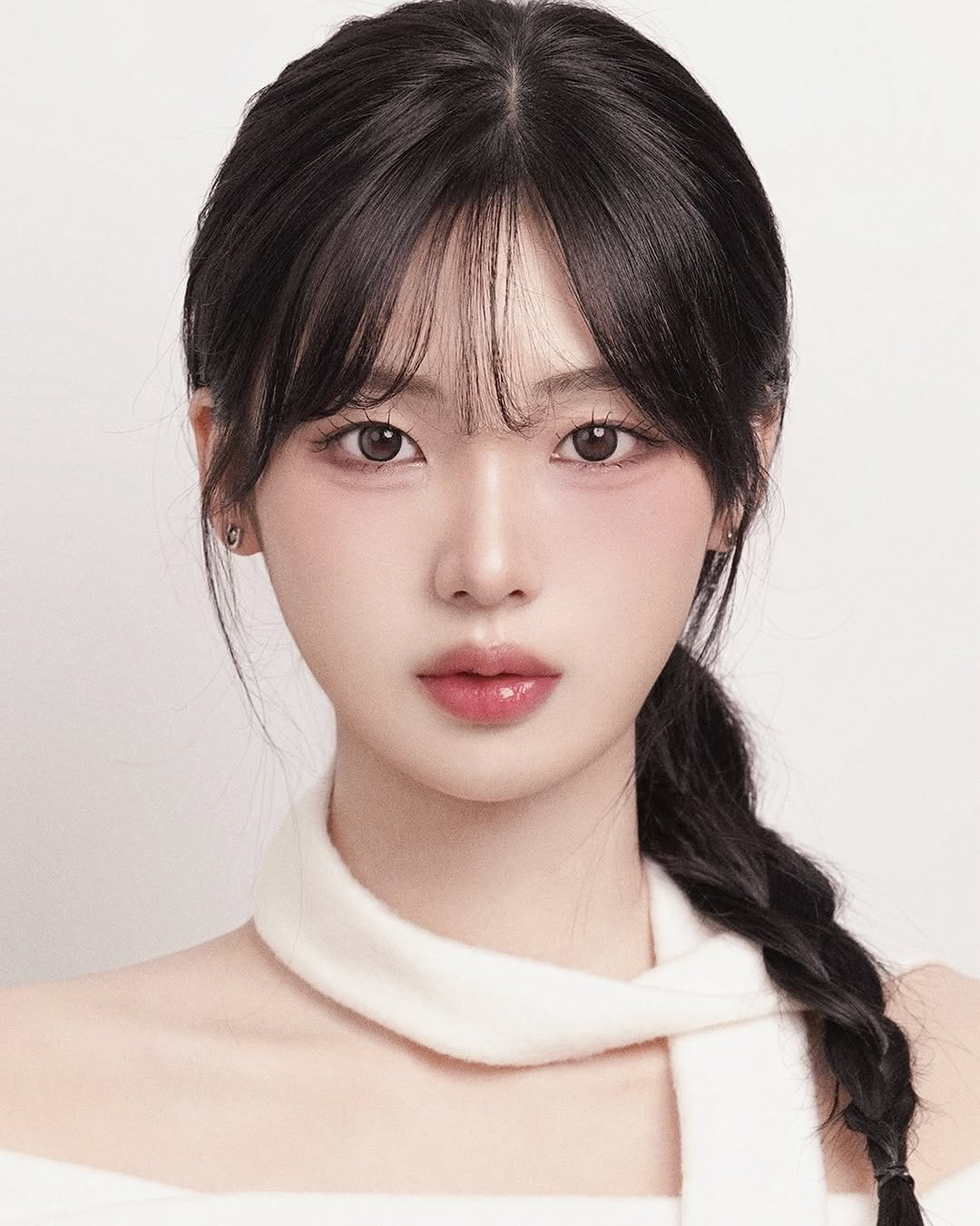 Photo shared by 윤슬사진관 | 홍대사진관 • 연남동증명사진 • 서울프로필 • 여권사진 • 커플사진 on November 23, 2024 tagging @sumx_xn.