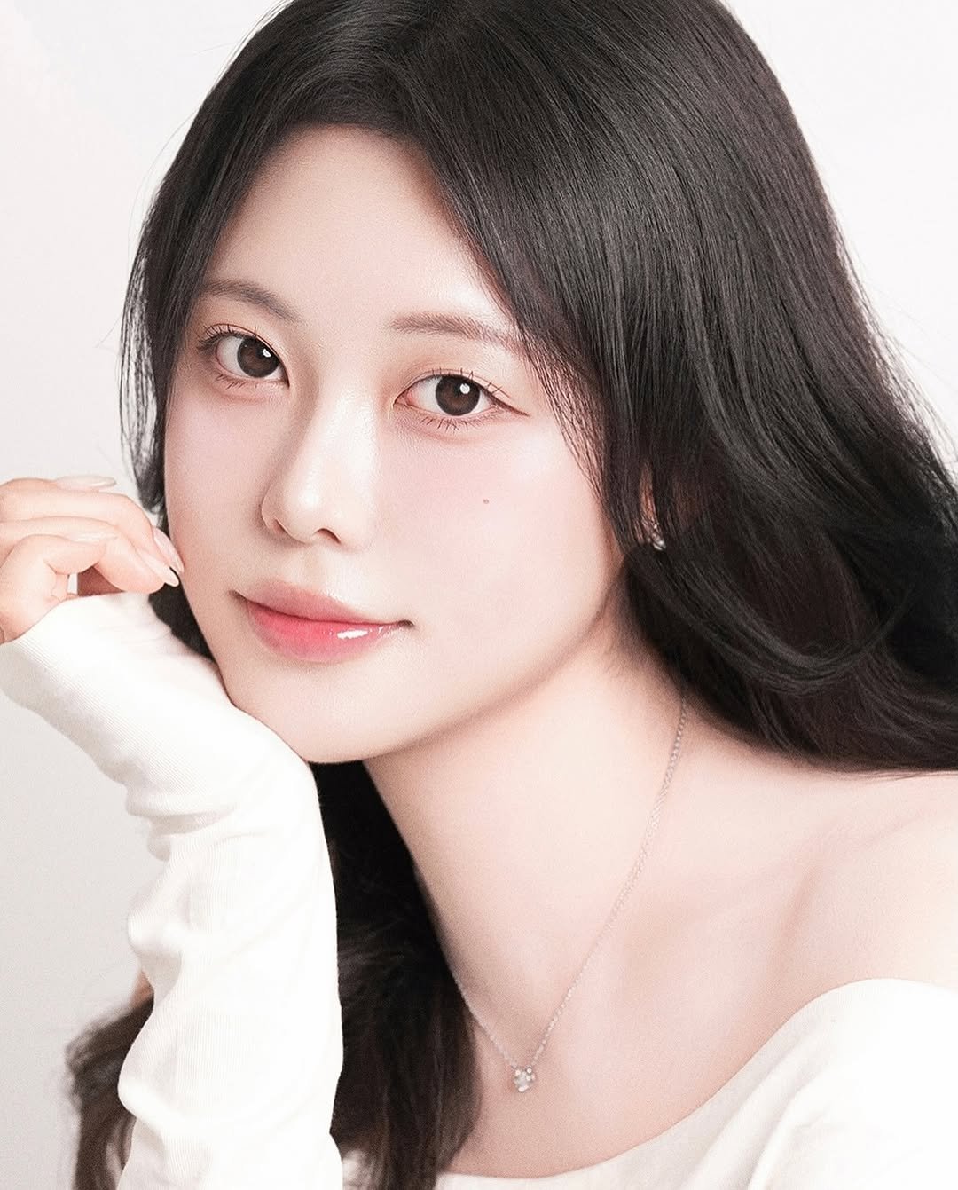 Photo by 윤슬사진관 | 홍대사진관 • 연남동증명사진 • 서울프로필 • 여권사진 • 커플사진 on November 04, 2025. May be an image of one or more people, hair and text.