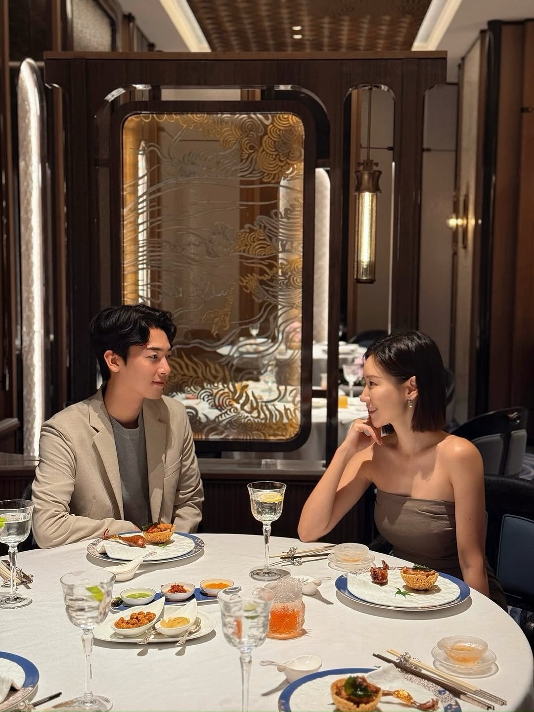 Photo shared by 오늘의 윤세 on December 31, 2025 tagging @js__golf, and @studiocitymacau. May be an image of dinner jacket and text.