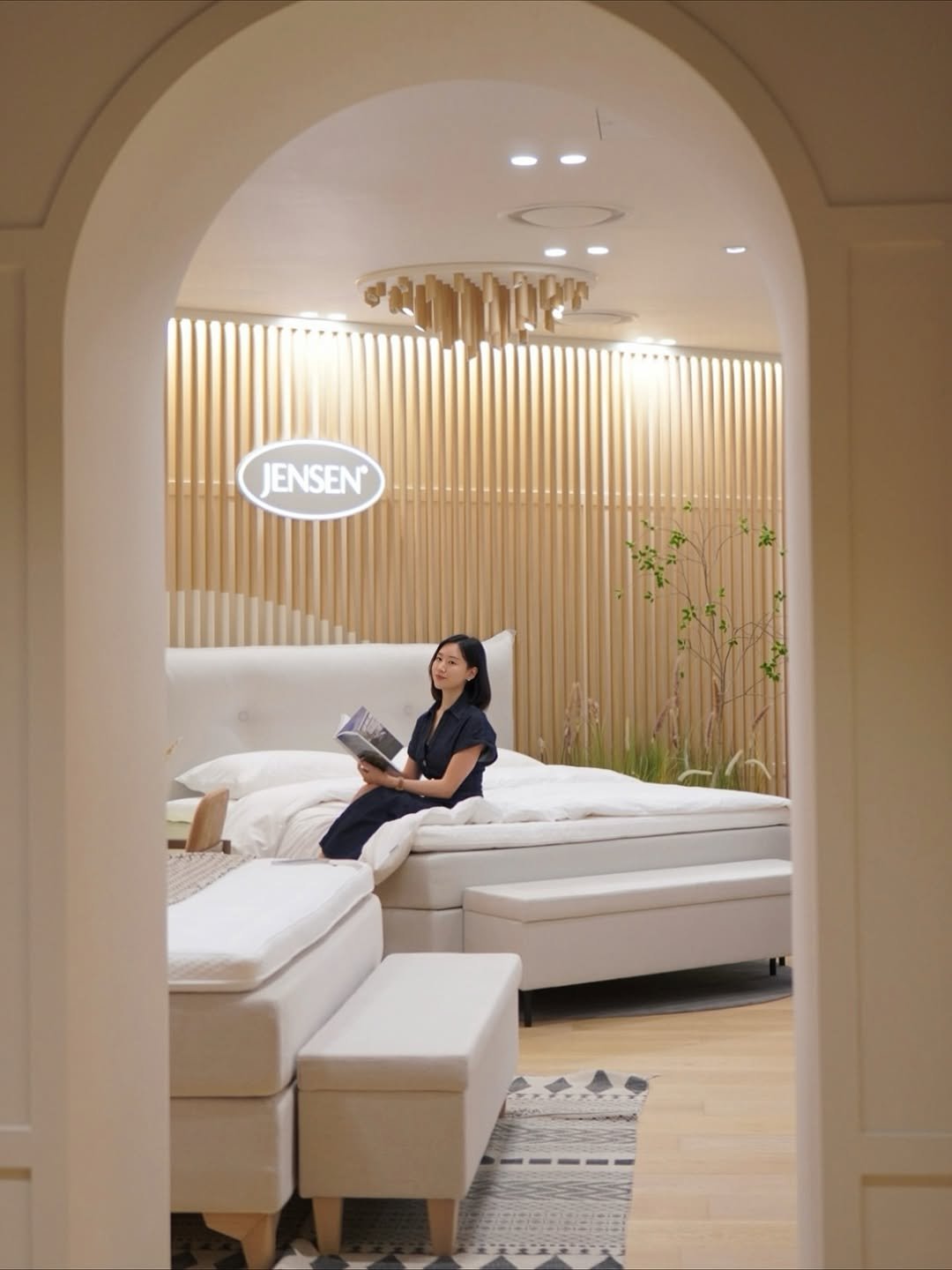 Photo shared by 오늘의 윤세 on November 11, 2025 tagging @jensenbeds_official, and @jensenbeds_kr. May be an image of bed, lighting, mattress, futon, sofa, chaise lounge, headboard, indoors, bedroom and text.