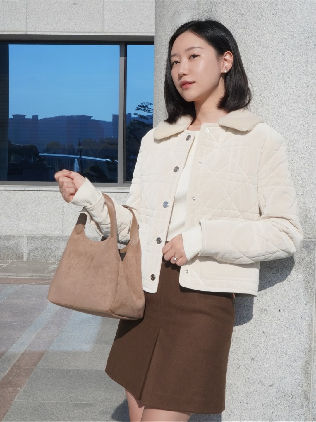 Photo shared by 오늘의 윤세 on November 13, 2025 tagging @olzen_official. May be an image of duffle coat, overcoat, sable coat, purse, jacket and text.