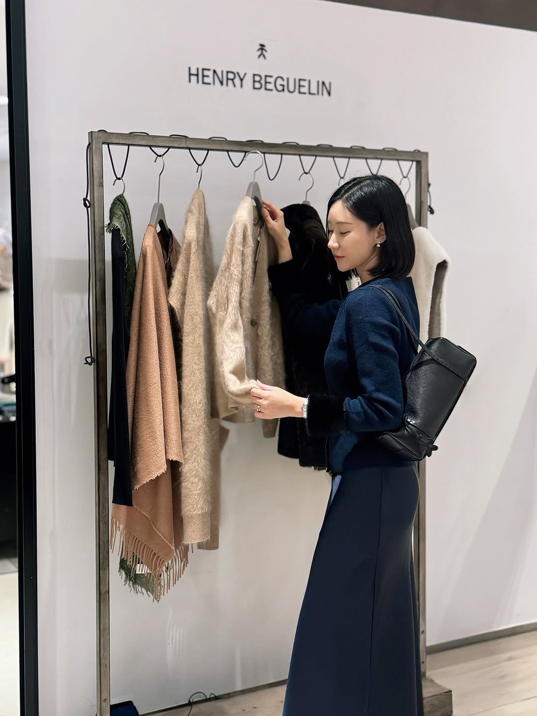 Photo shared by 오늘의 윤세 on November 08, 2025 tagging @henrybeguelin_korea. May be an image of sable coat, overcoat, clothes hanger, rack and text that says '天 HENRYBEGUELIN HENRY BEGUELIN P'.