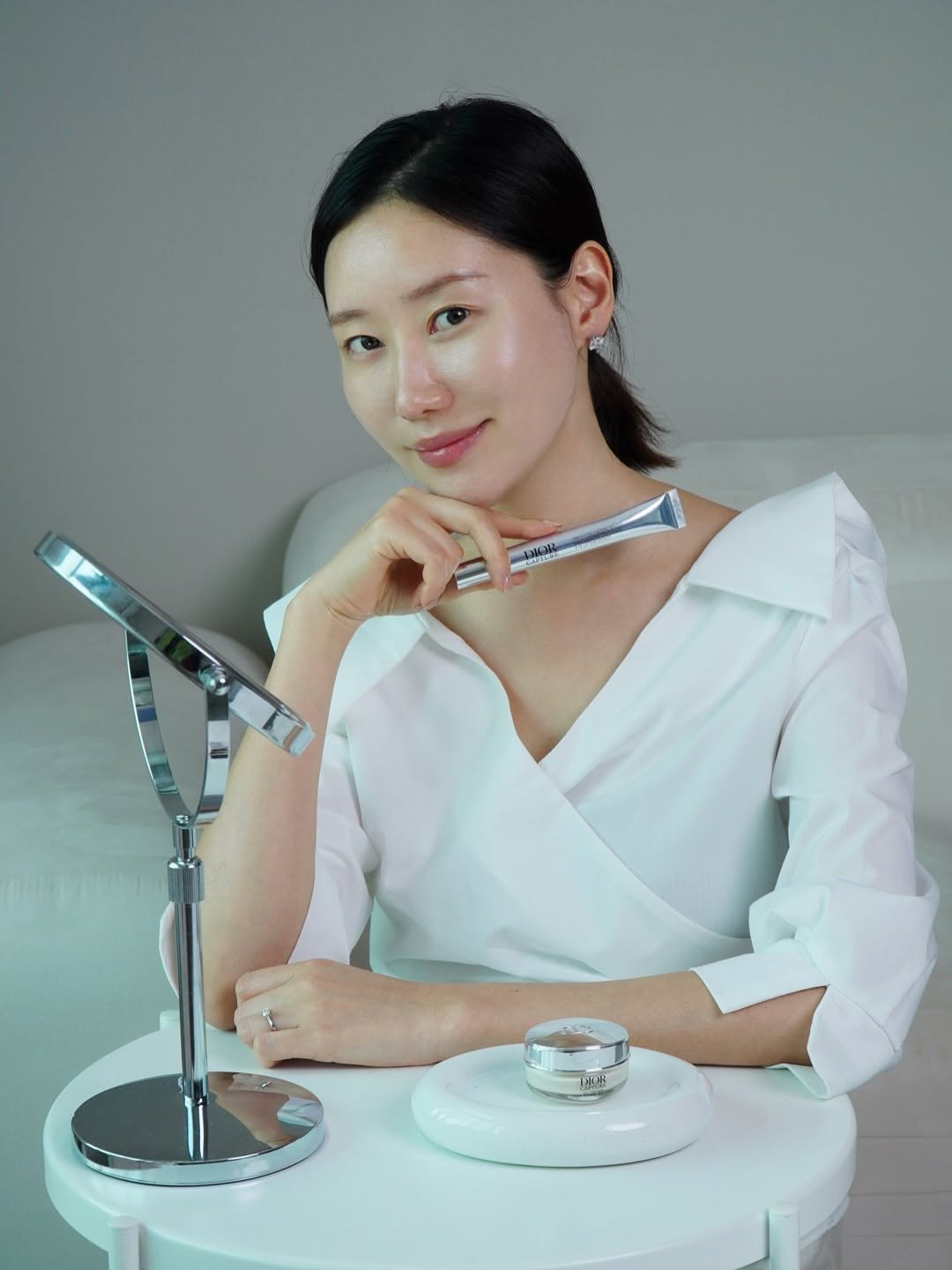 Photo shared by 오늘의 윤세 on August 18, 2025 tagging @diorbeauty. May be an image of 1 person, makeup and text.