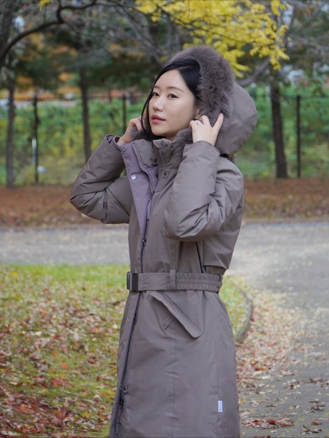 Photo shared by 오늘의 윤세 on November 10, 2025 tagging @blackyak.official. May be an image of duffle coat, overcoat, goosedown coat, fur coat, jacket, raincoat, parka, outdoors and text.